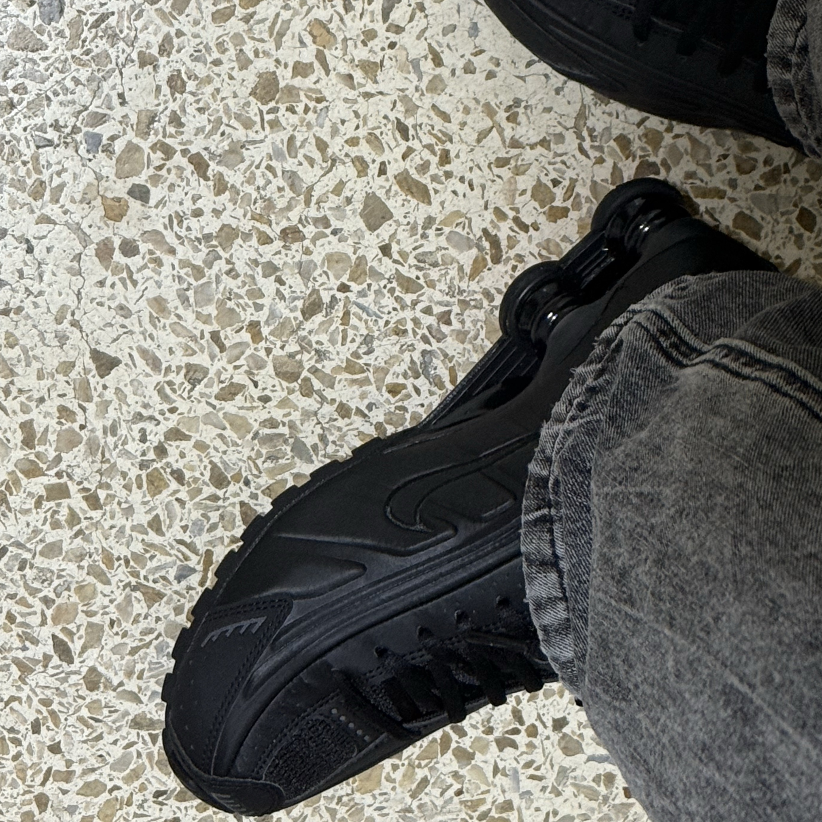 (W) Nike Shox R4 Black 착용 스타일 - 1