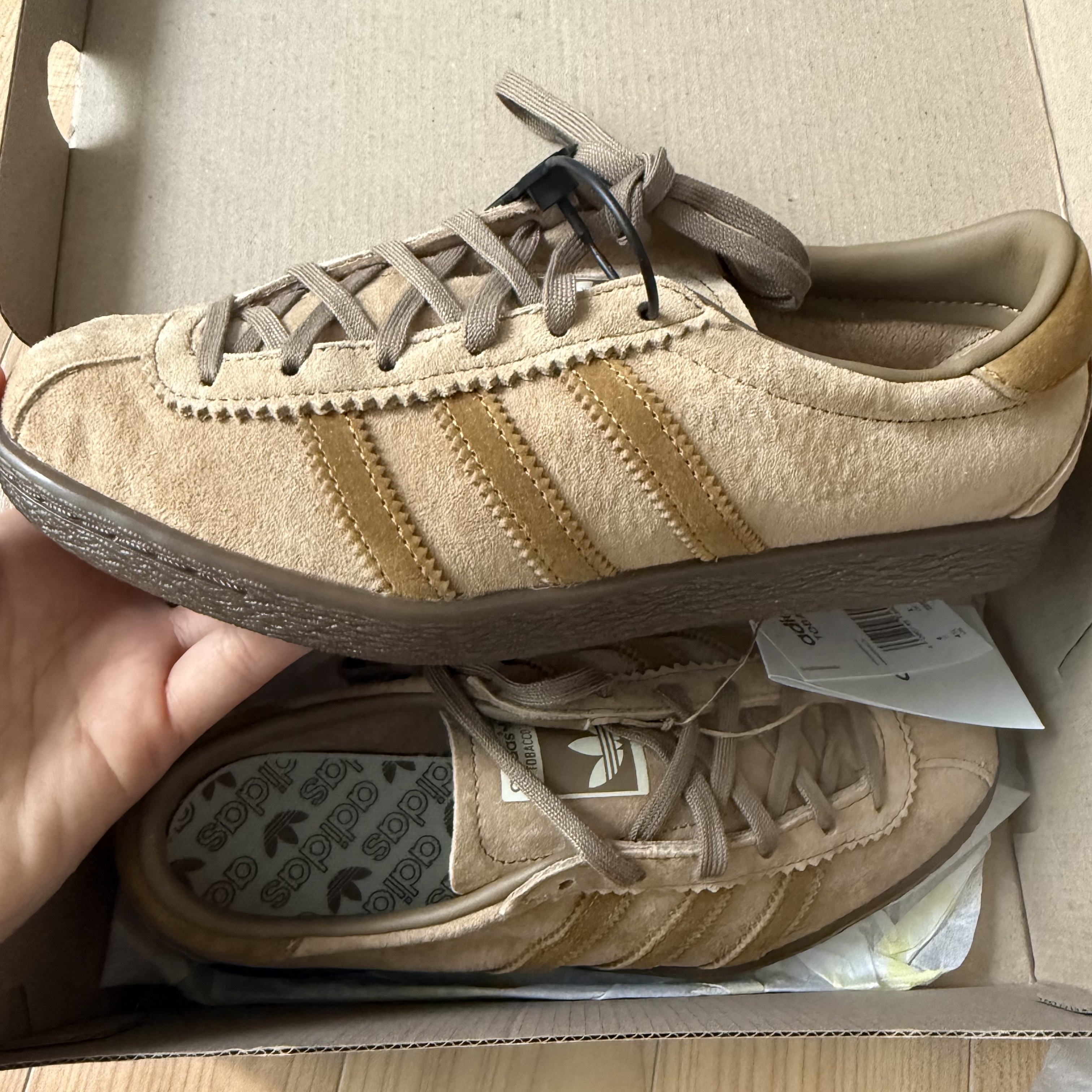 Adidas Tobacco Pantone Mesa 착용 스타일 - 1