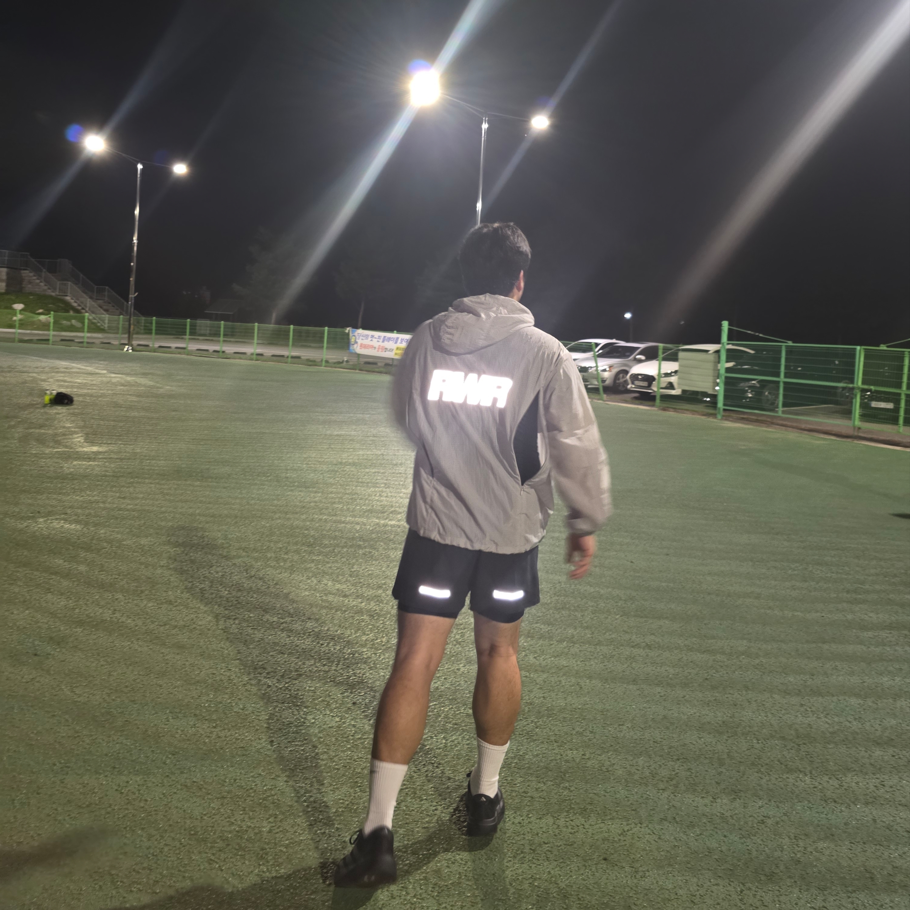 [KREAM 단독] runwhither Windbreaker Jacket V2 Gray, Adidas Adizero EVO SL Core Black Iron Metallic 착용 스타일