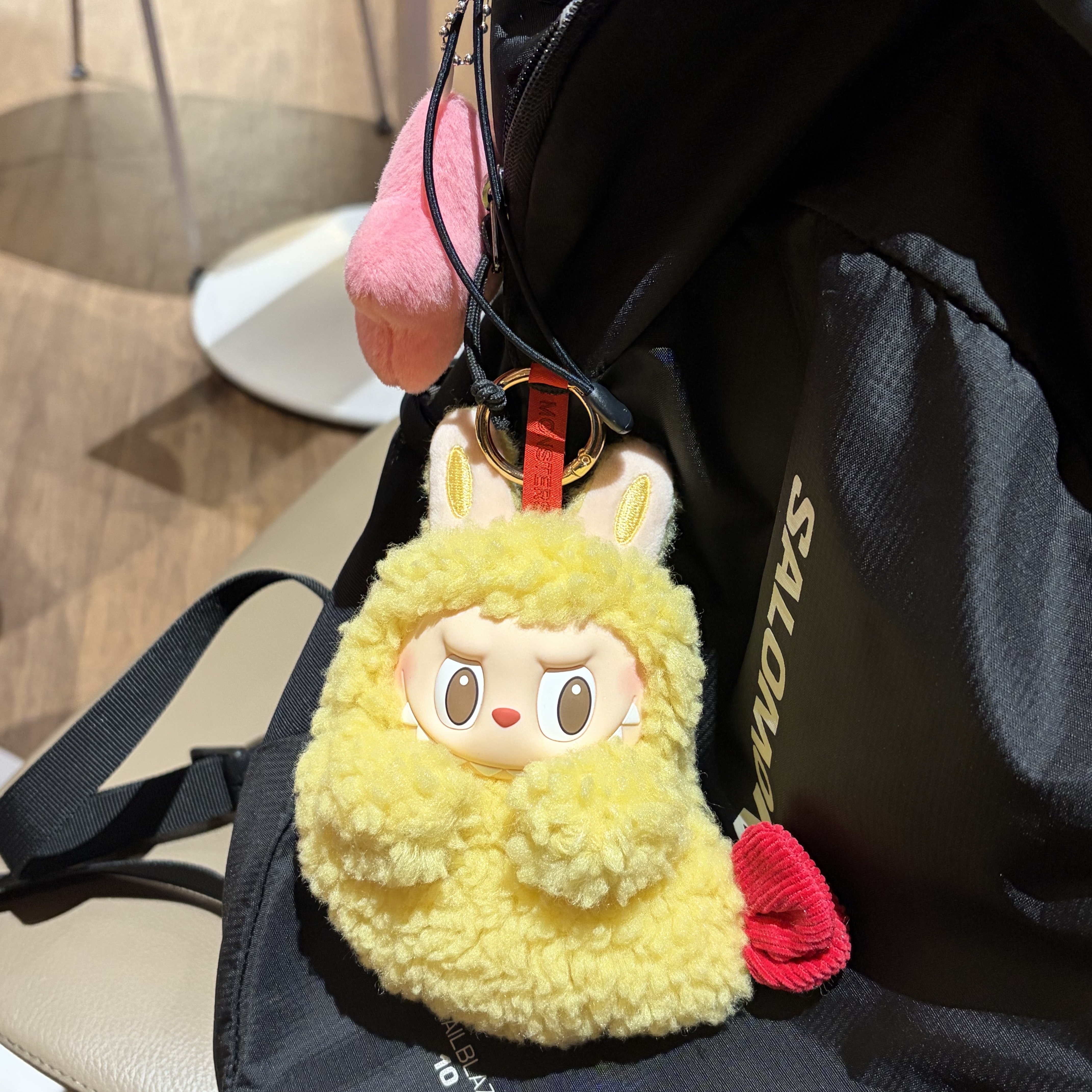 Pop Mart Labubu The Monsters Wacky Mart Series Earphone Case 착용 스타일