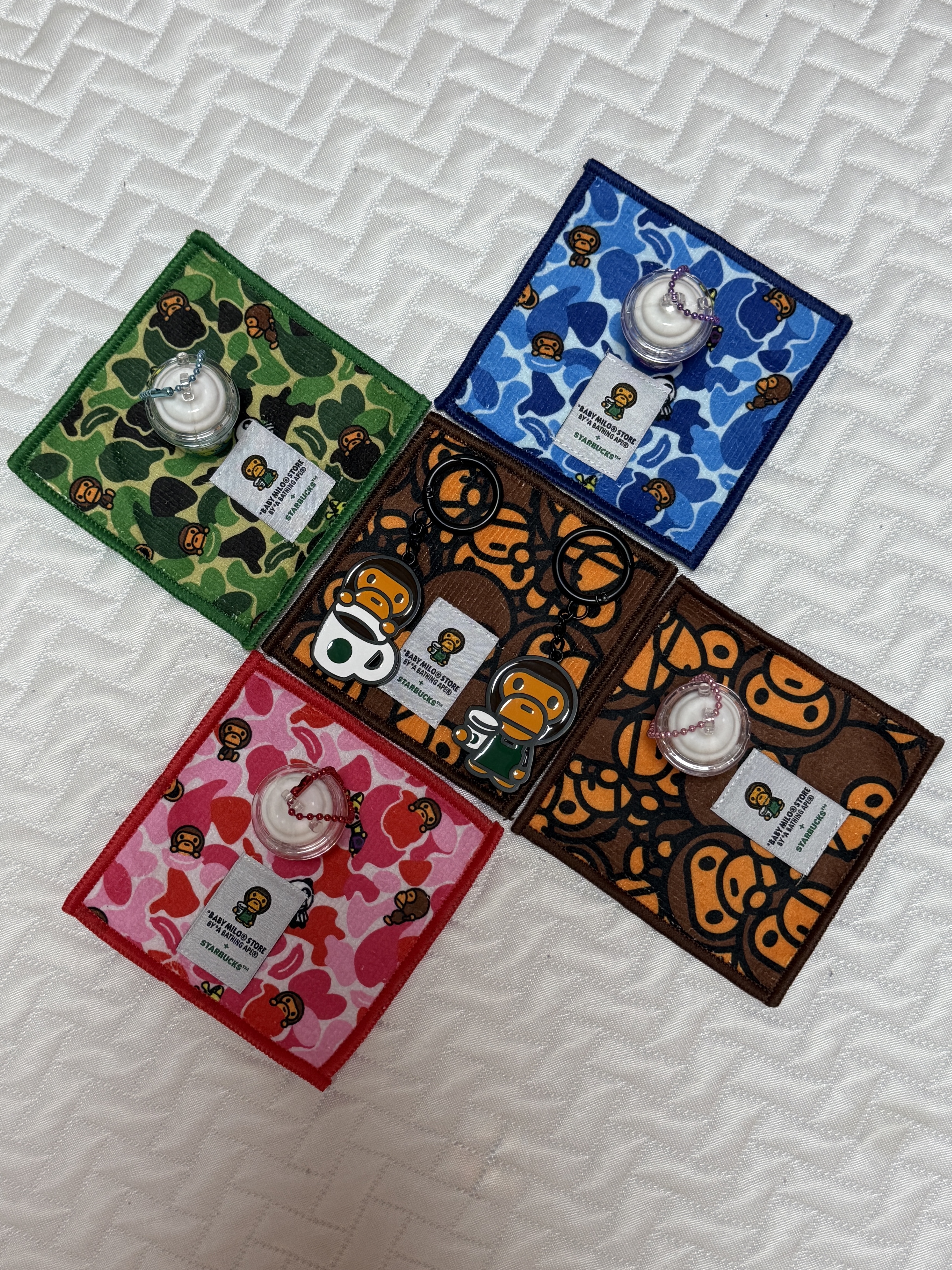 Starbucks x BAPE Baby Milo Coaster, Starbucks x BAPE Baby Milo Keychain 착용 스타일 - 2