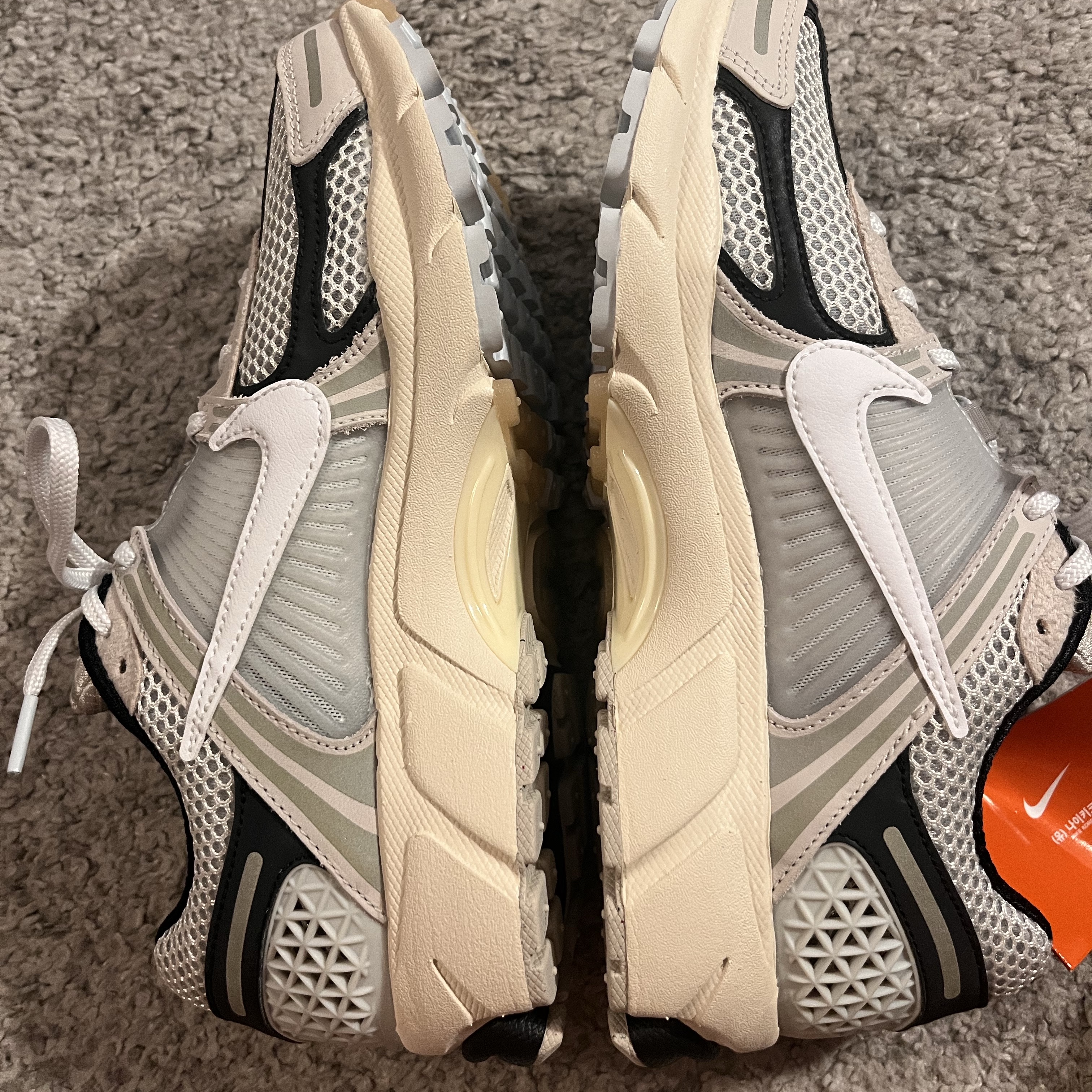 Nike Zoom Vomero 5 Light Bone and Black 착용 스타일 - 2