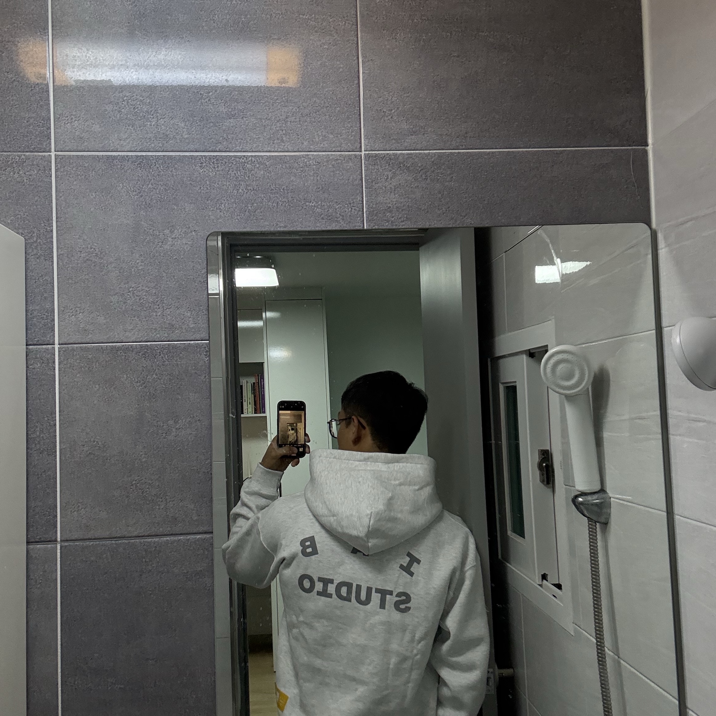 IAB Studio Hoodie Light Gray 착용 스타일 - 3