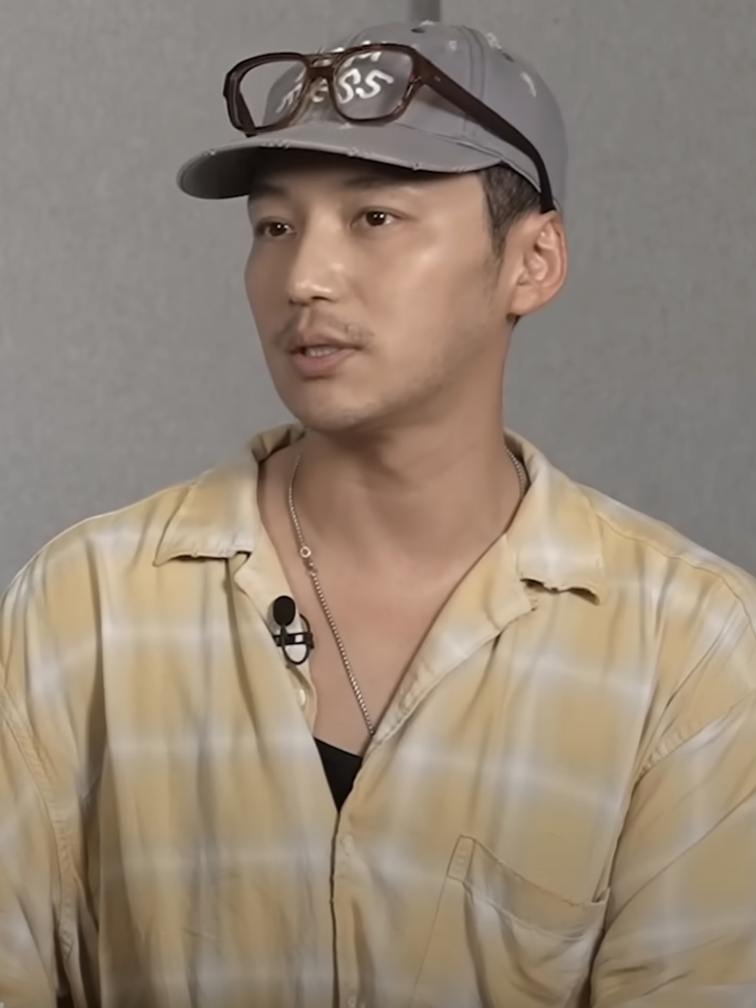 Hommless Rayon Open Collar Check Shirts Yellow, Hommless Logo Cap Damaged 착용 스타일