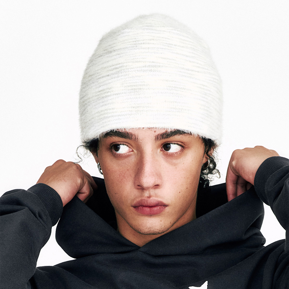 쎄르페 소프트 헤어리 그라데이션 비니 아이보리&그레이(SSERPE Soft Hairy Gradation Beanie Ivory & Grey) - 4
