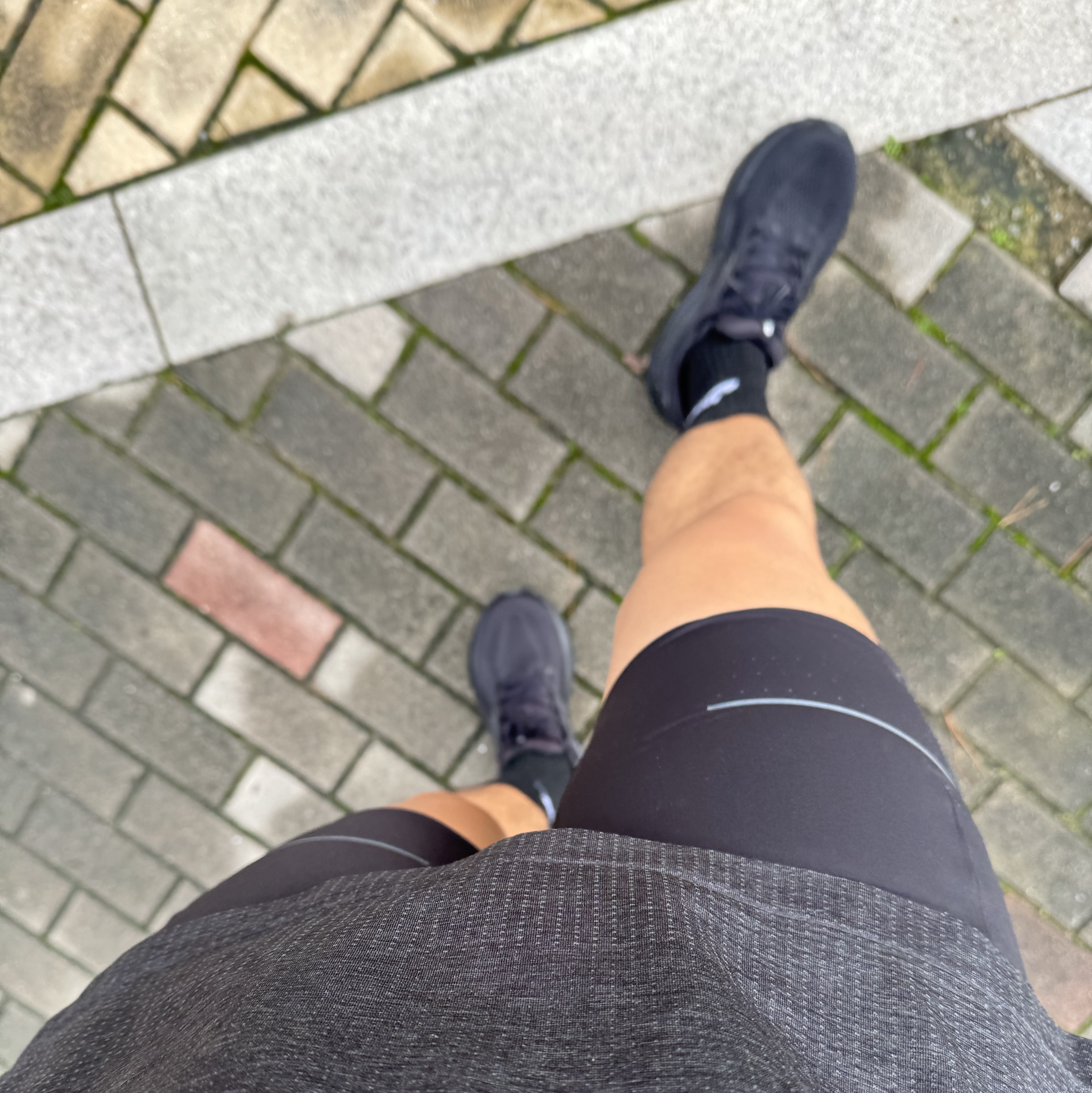Brooks Running Adrenaline GTS 24 Black Ebony - 2E Wide 착용 스타일