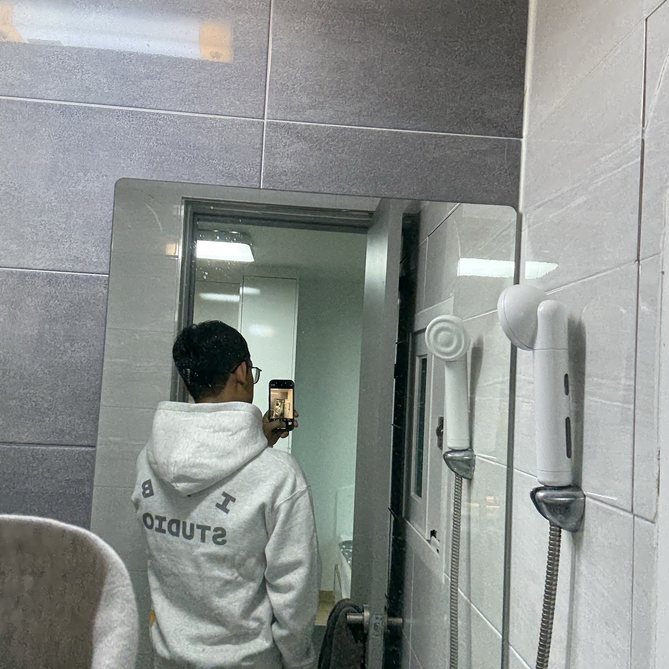 IAB Studio Hoodie Light Gray 착용 스타일 - 2