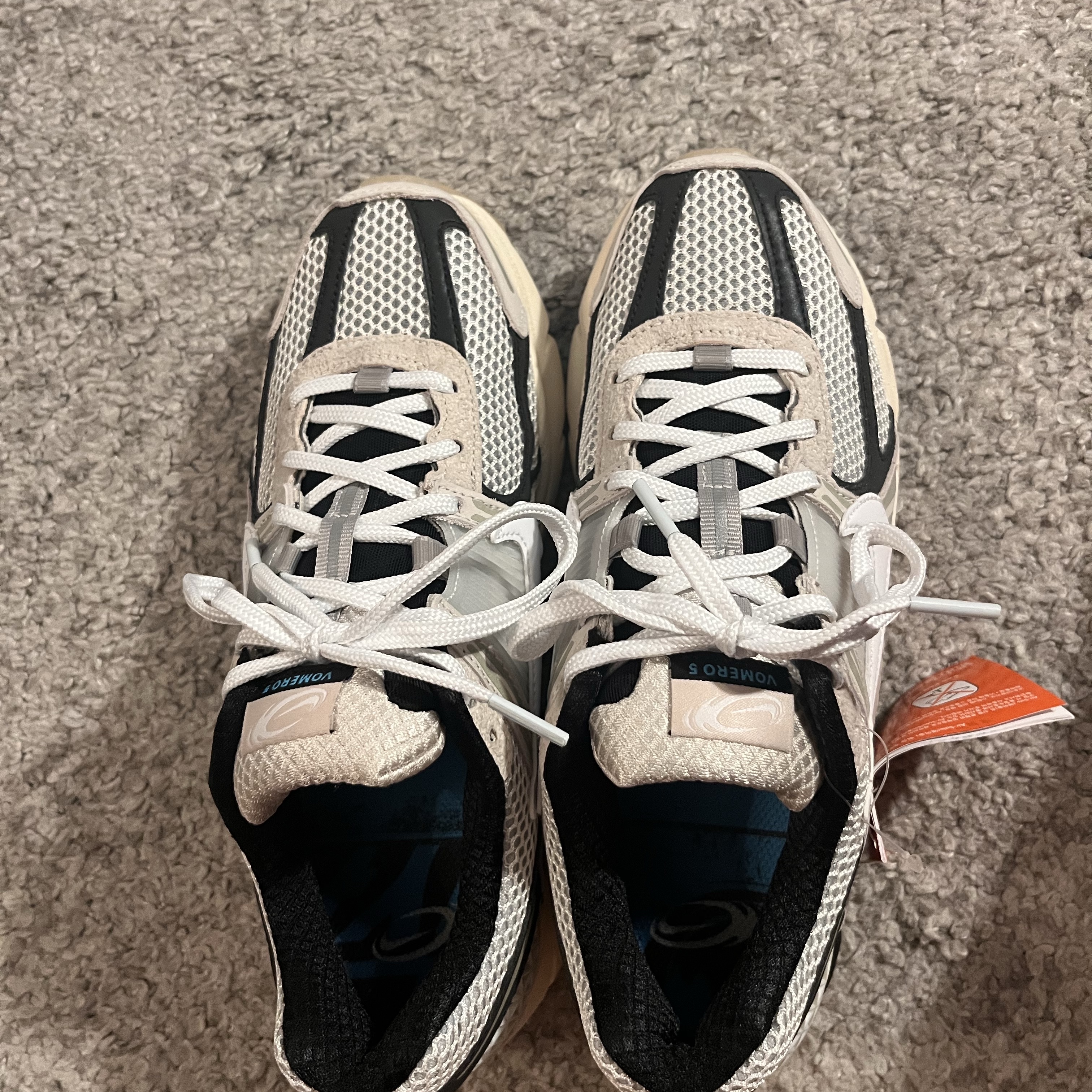 Nike Zoom Vomero 5 Light Bone and Black 착용 스타일 - 1