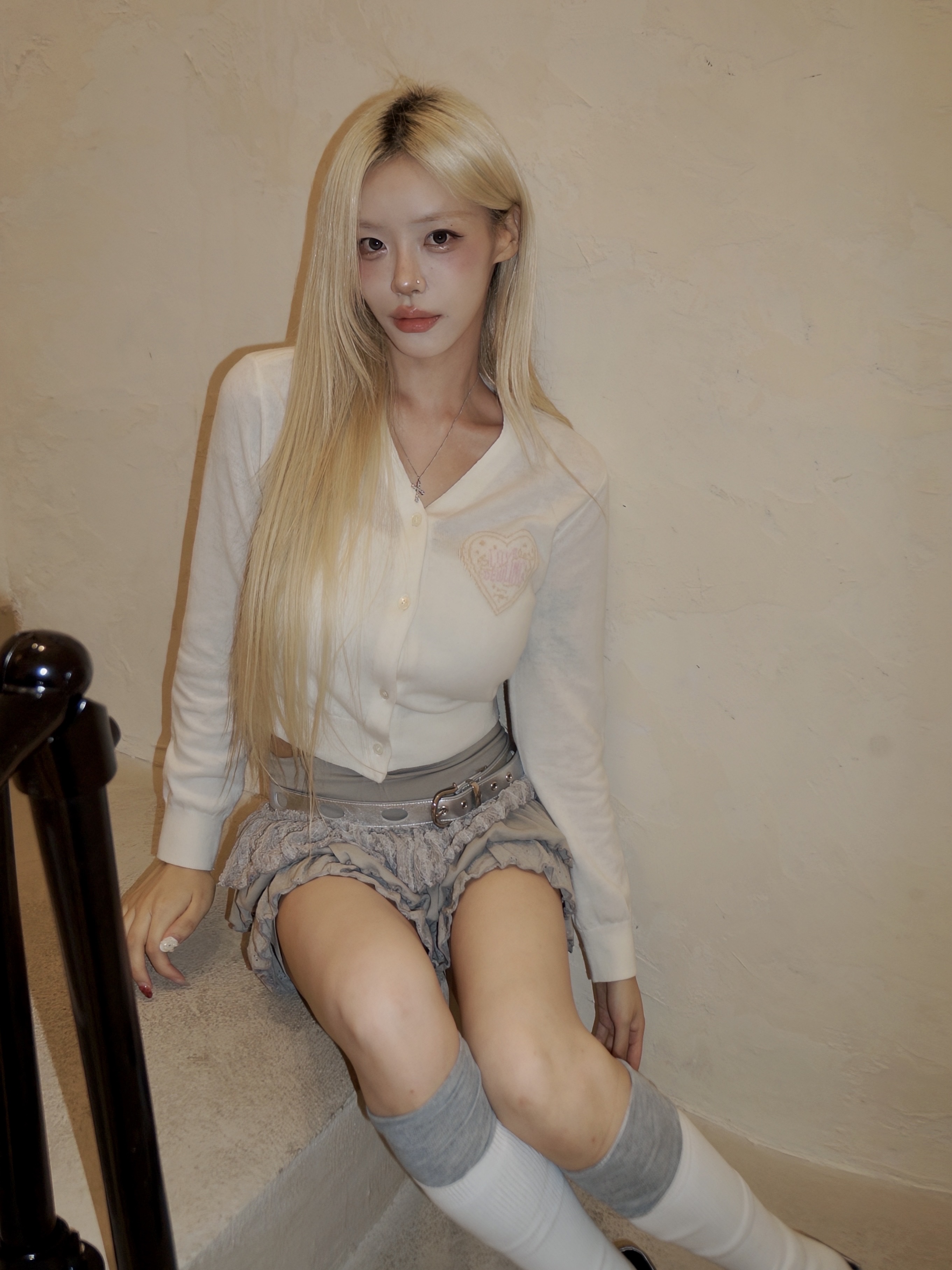 NUMBERING #3729 Round Brilliant Gradient Cross Necklace White 착용 스타일 - 5