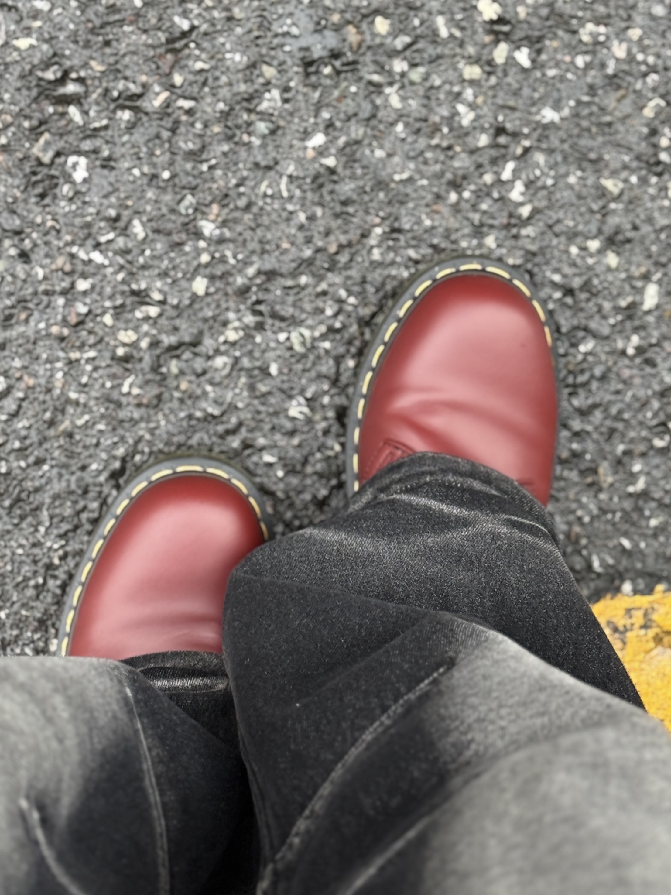 Dr. Martens 1461 Smooth Leather Oxford Shoes Cherry Red, BLR Embossed Wave Washing Wide Denim Pants Black 착용 스타일 - 8