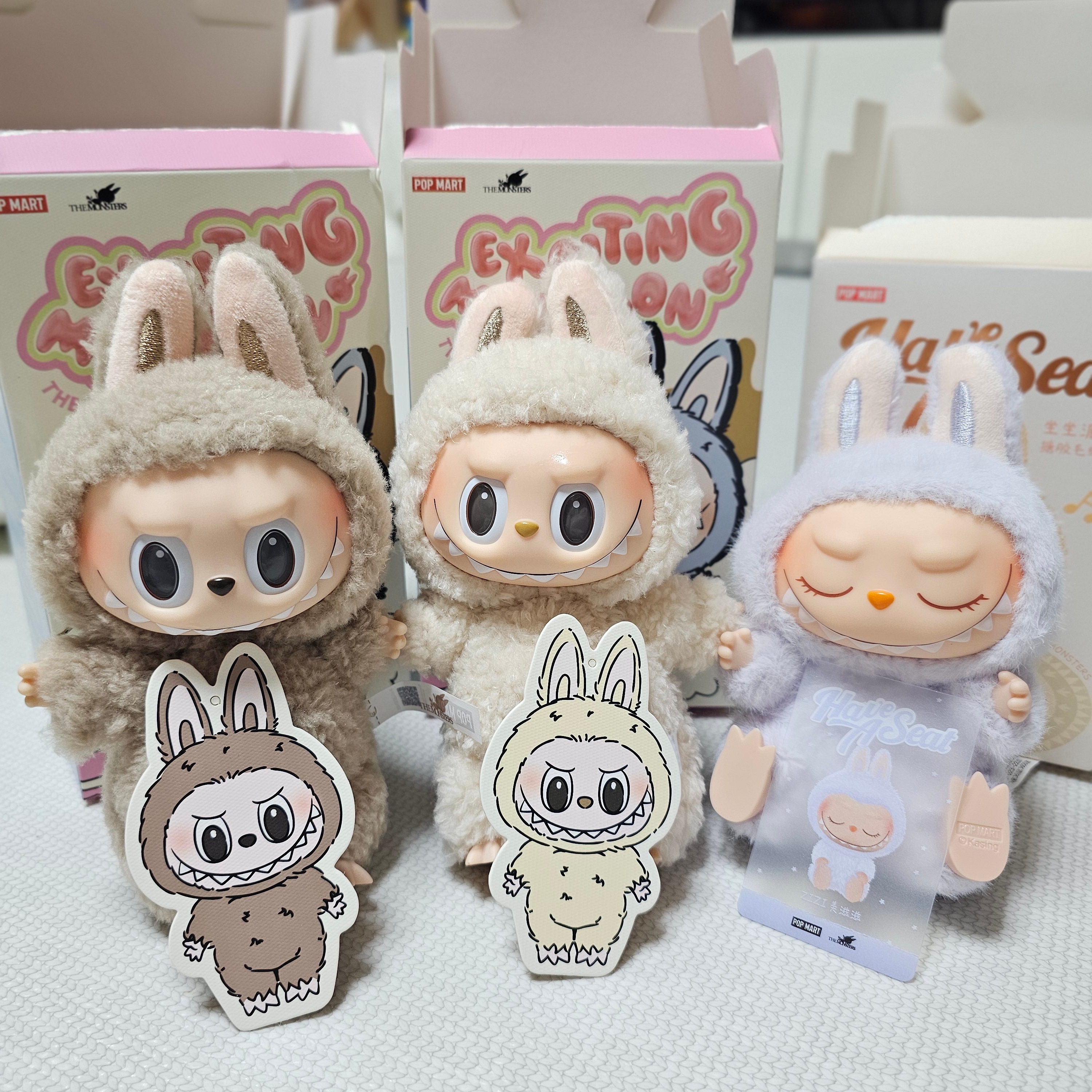Pop Mart The Monsters Labubu Tasty Macarons Series Sealed Case (Bundle of 2/1 Blind Box) 착용 스타일