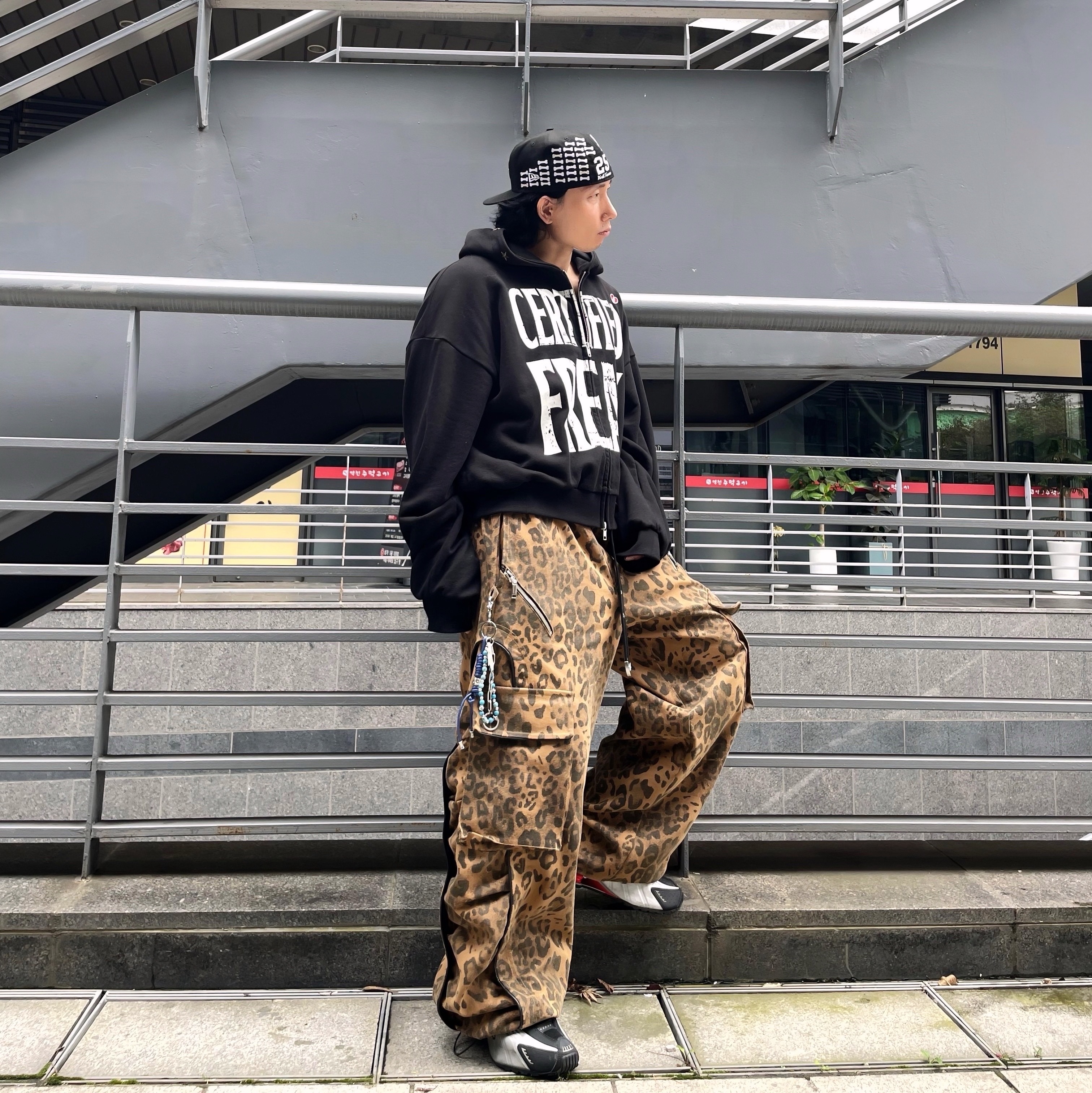 Supreme Bones Box Logo New Era Black - 25FW, Nike Shox R4 Metallic Silver Red 착용 스타일 - 3