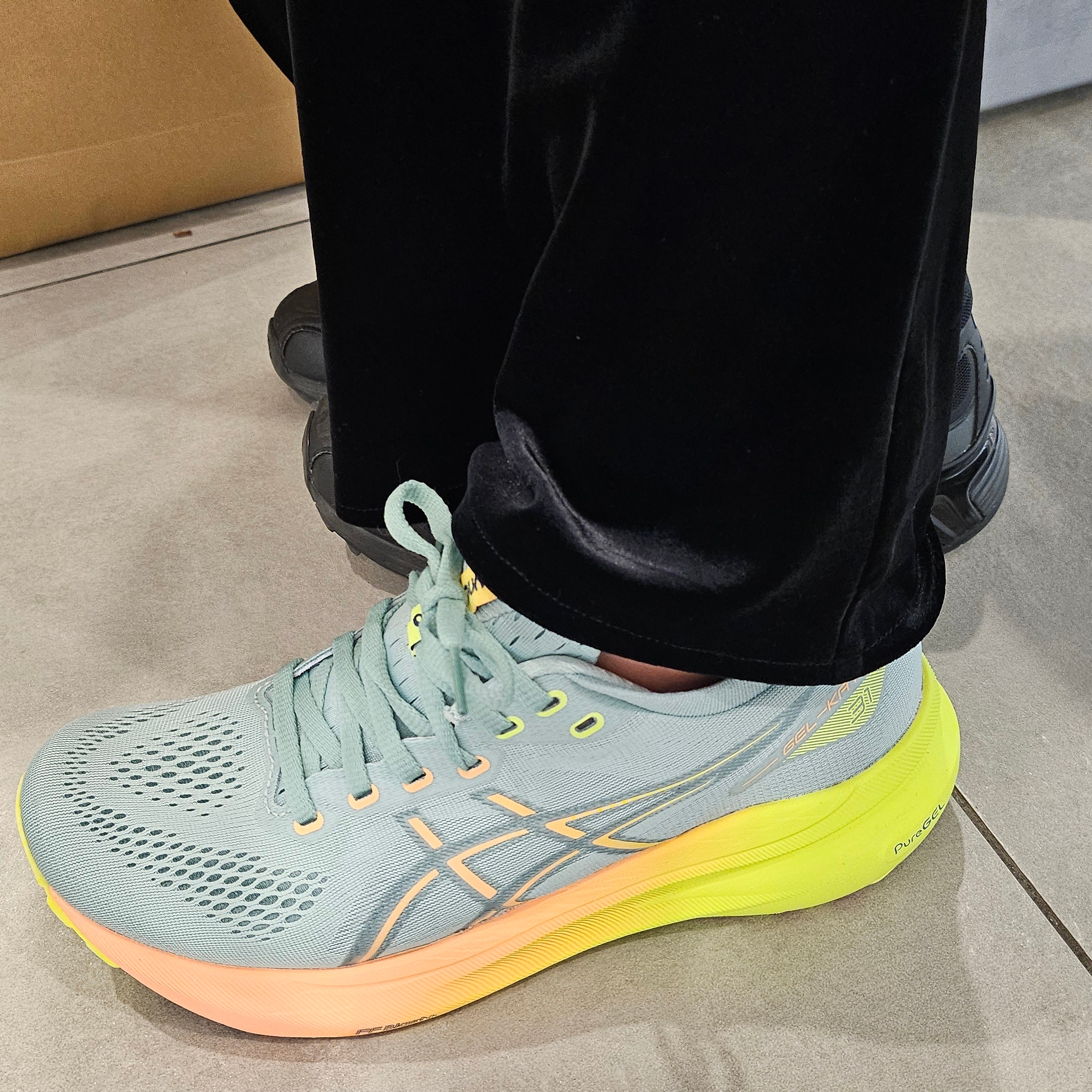 Asics Gel-Kayano 31 Paris Light Celadon Safety Yellow 착용 스타일 - 1