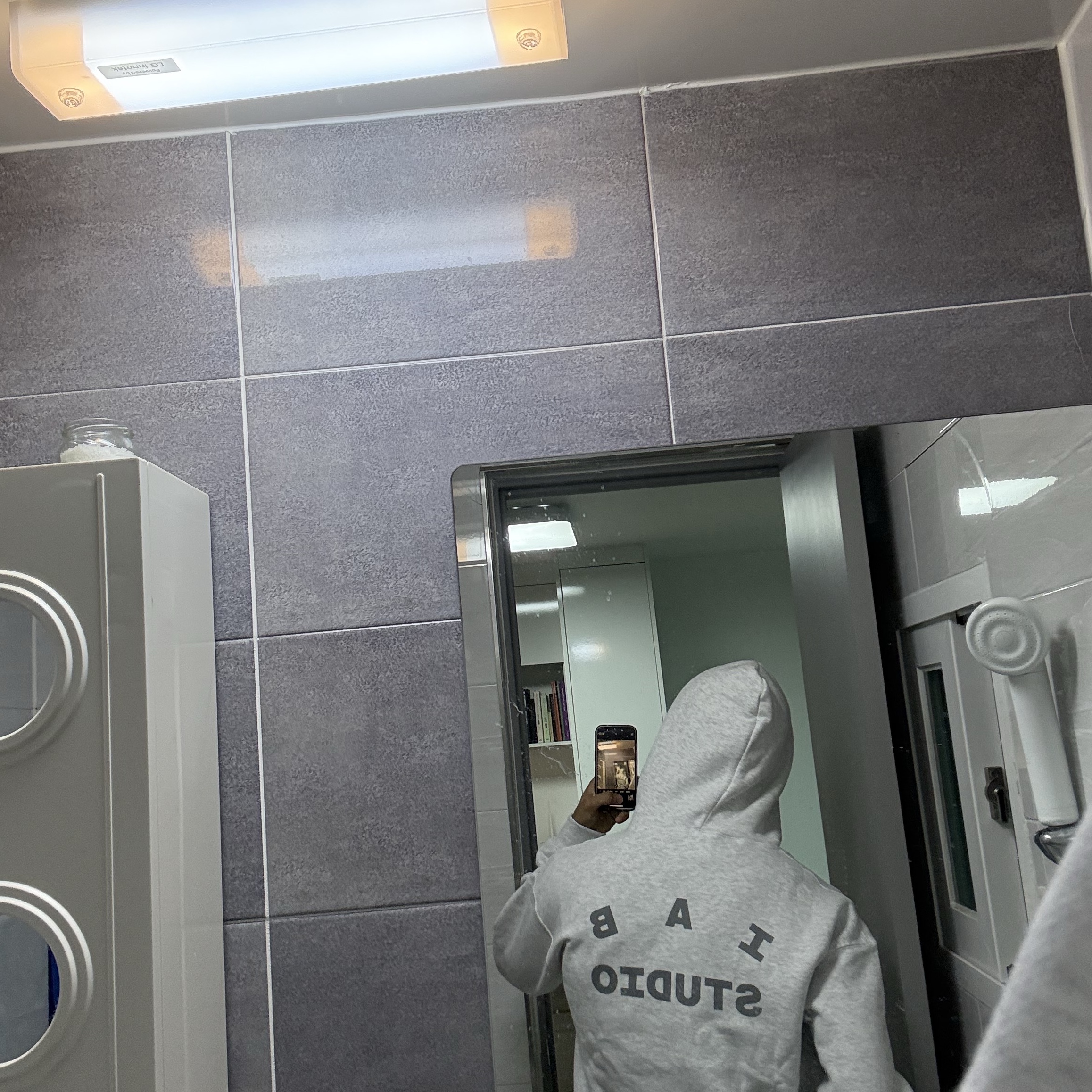 IAB Studio Hoodie Light Gray 착용 스타일 - 4