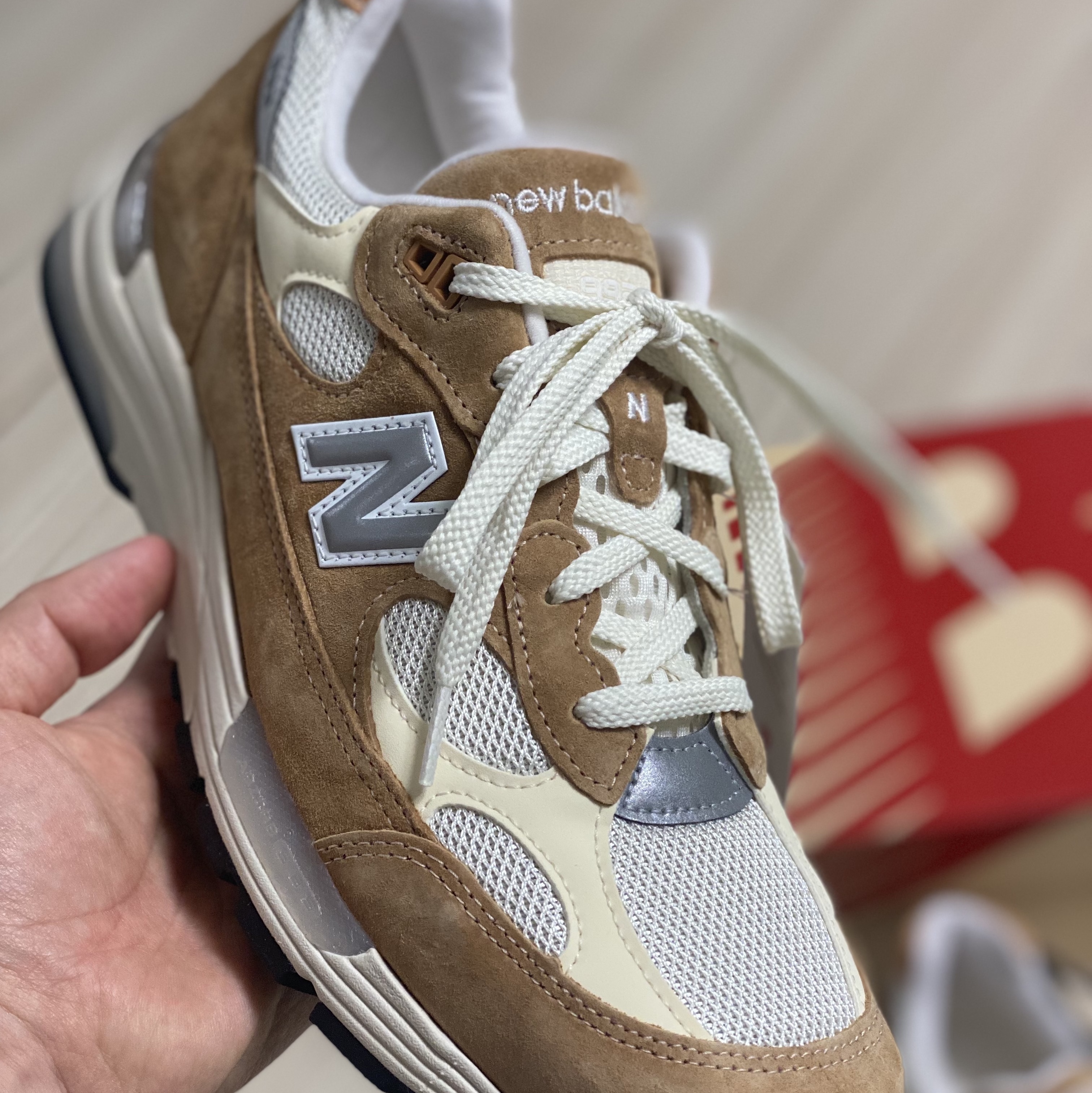 New Balance 992 Made in USA Sweet Caramel Calcium 착용 스타일 - 2