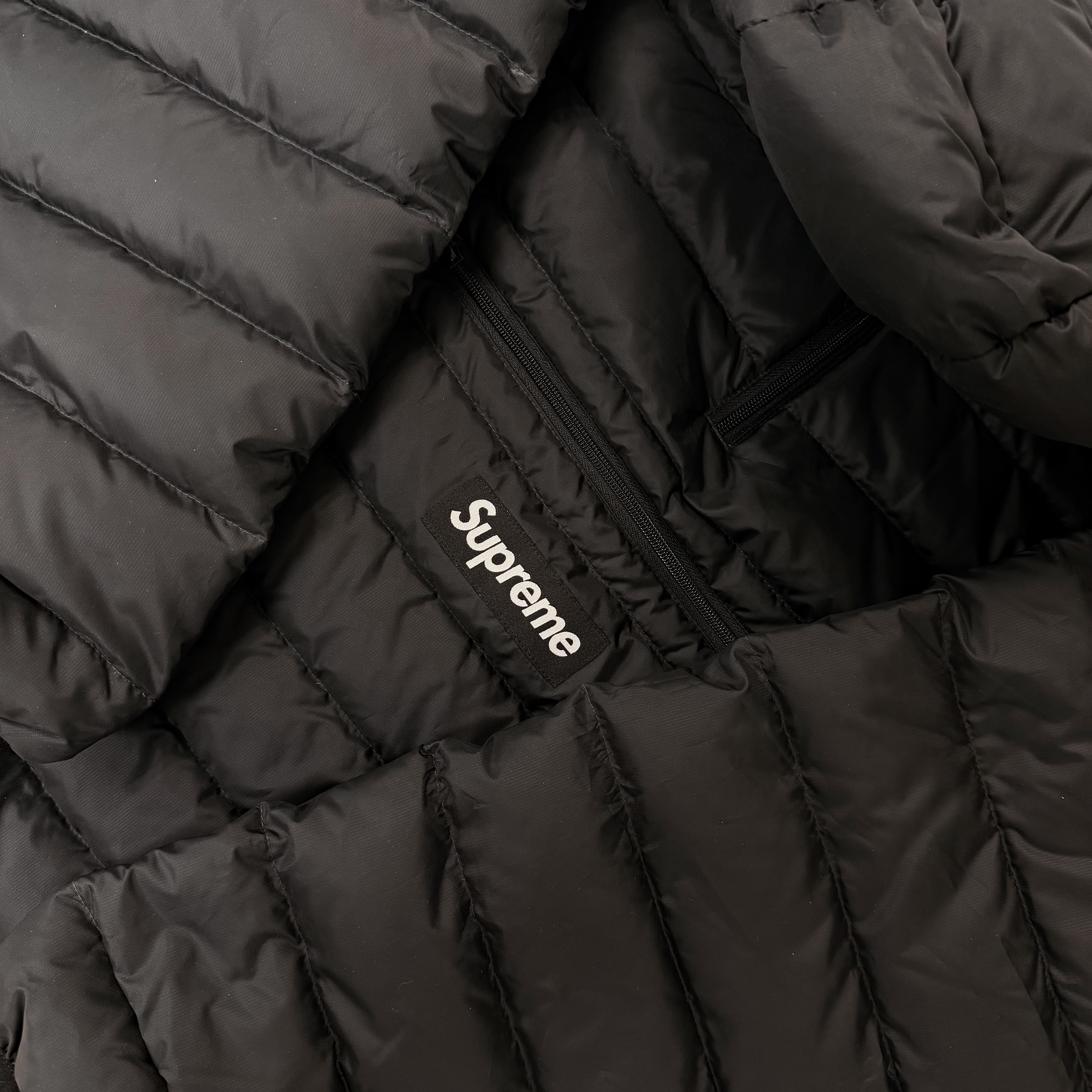 Supreme Micro Down Half Zip Hooded Pullover Black - 25FW 착용 스타일