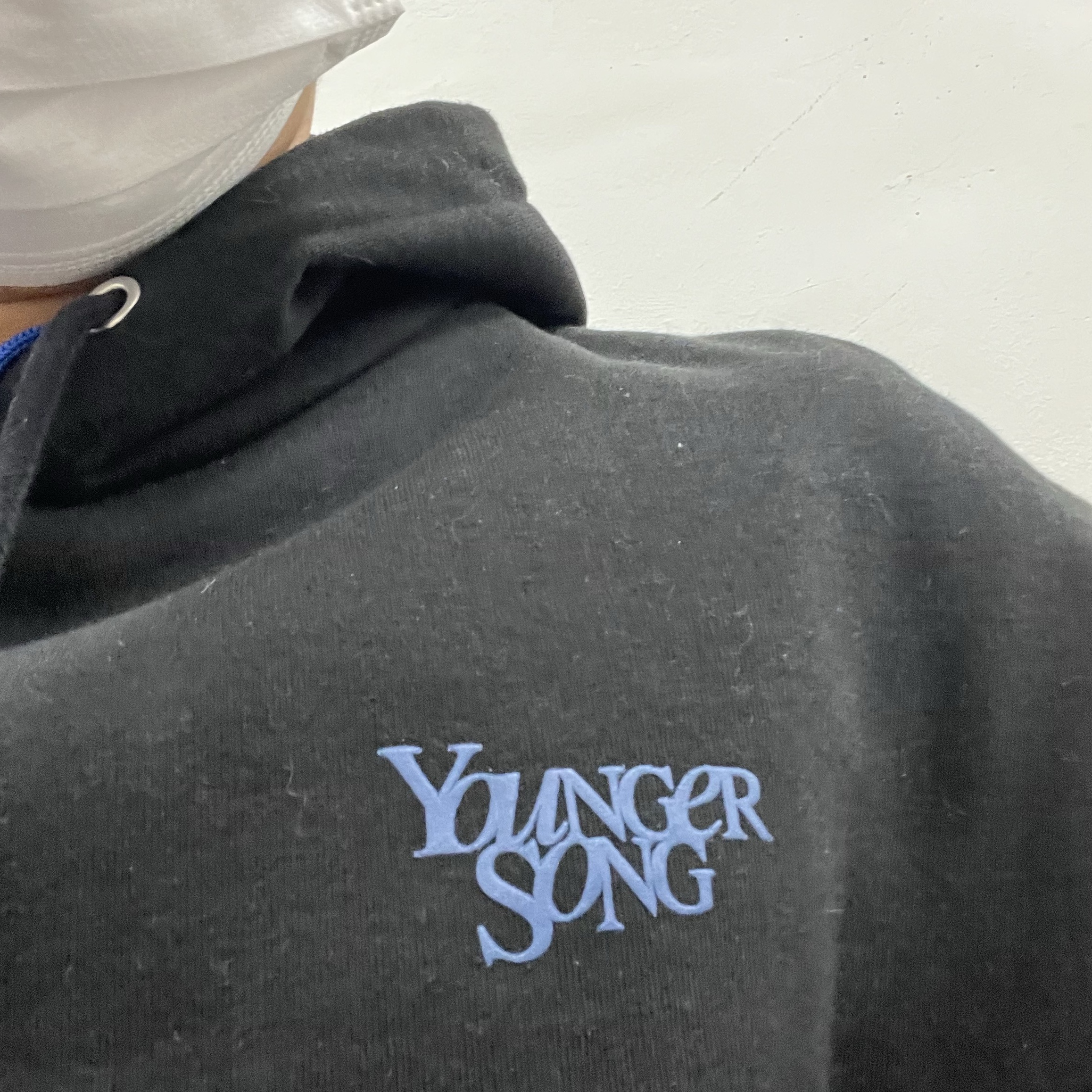 Younger Song Foaming Universal Logo Hoodie Black 착용 스타일