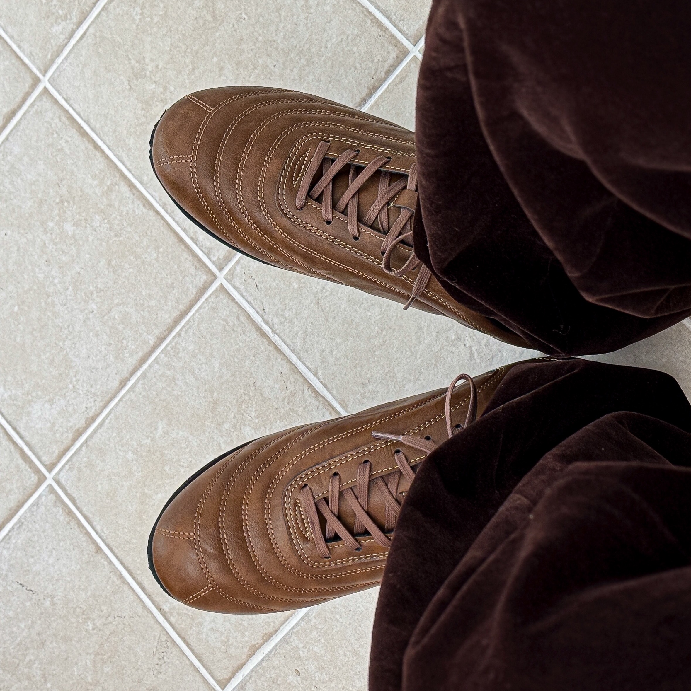 COREOFALCHEMY Stitch Sneakers Aterre Brown 착용 스타일 - 5