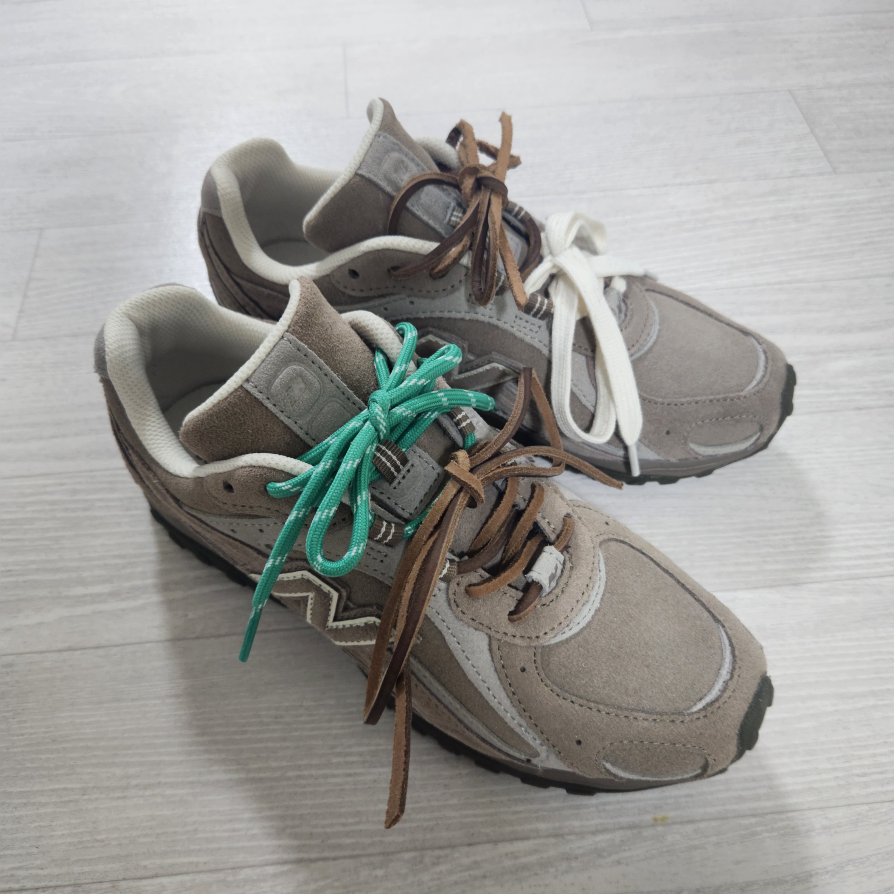 New Balance 204L Suede Mushroom Arid Stone 착용 스타일 - 2