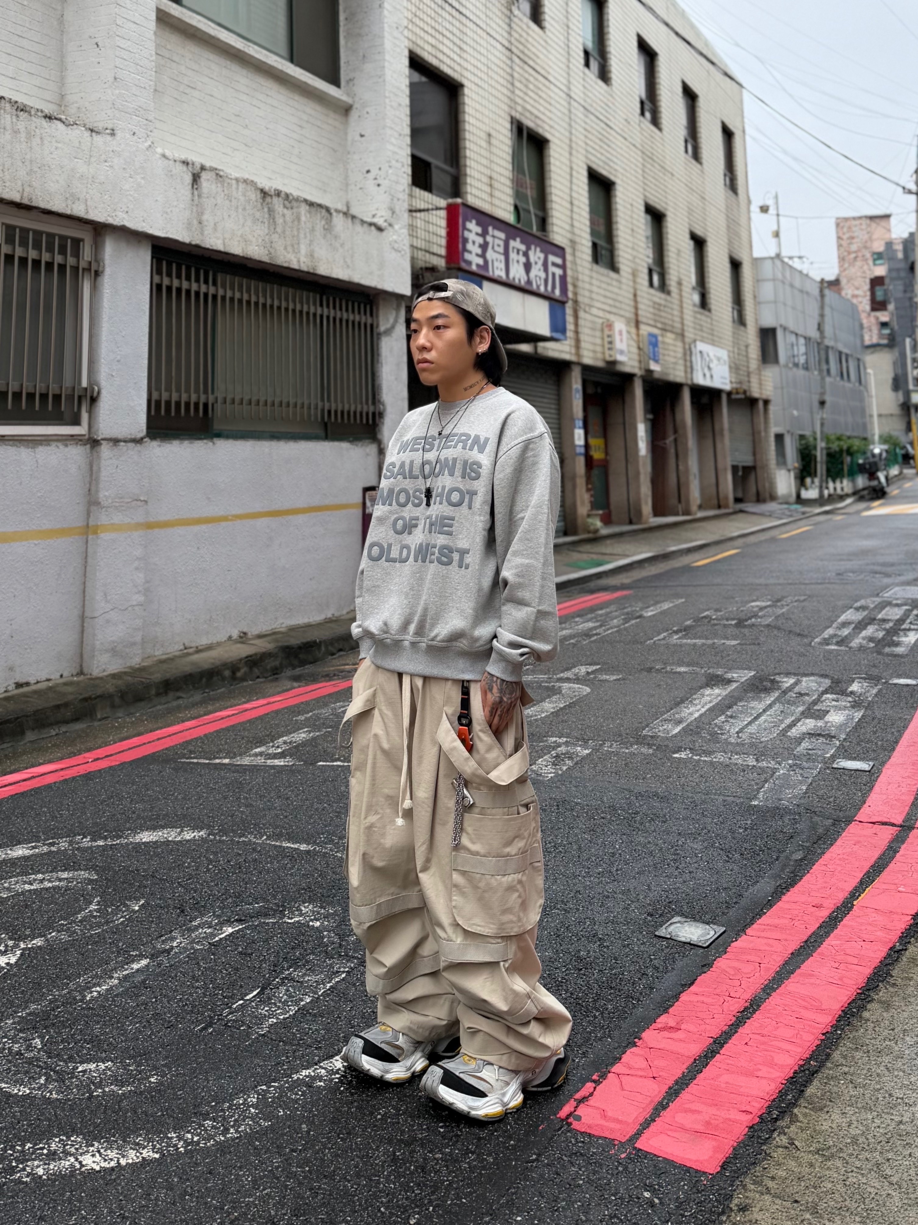 [KREAM 단독] Thevinylhouse Old West Typo Sweatshirt Grey, Wapworks Hard Knocks Cargo Pants Dune 착용 스타일 - 1