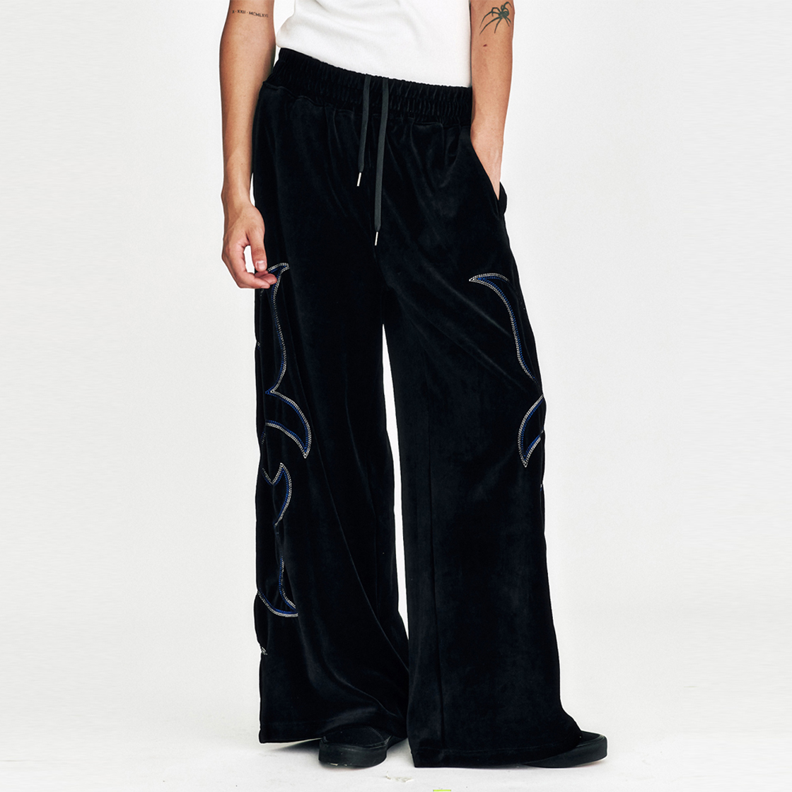 쎄르페 웨스턴 자수 벨벳 와이드팬츠 퓨마 블랙(SSERPE Western Embroidery Velvet Wide Pants Puma Black) - 3
