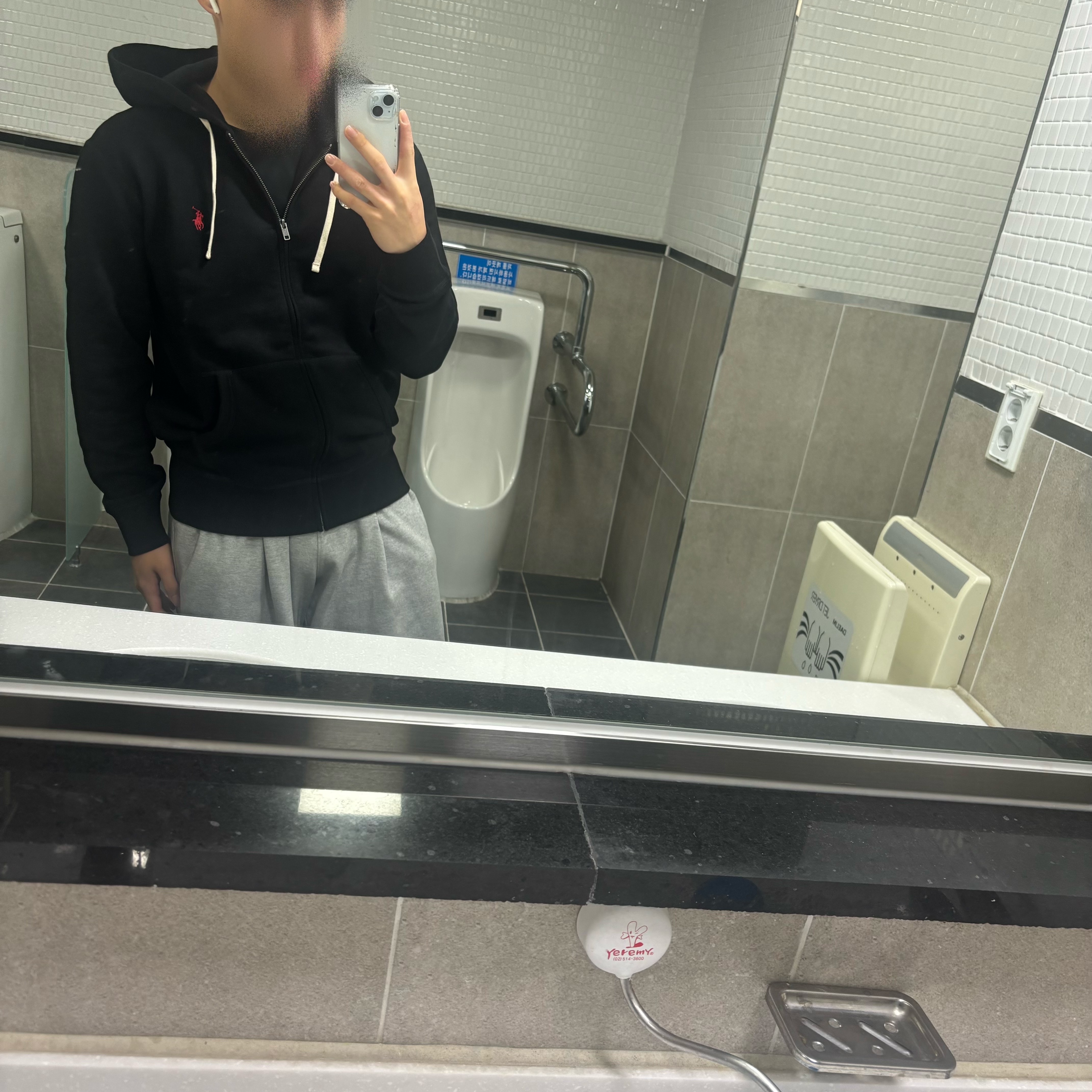 Nike Air Force 1 '07 Low White, Apple AirPods 4th Gen with Active Noise Cancellation (Korean Ver.) 착용 스타일 - 2