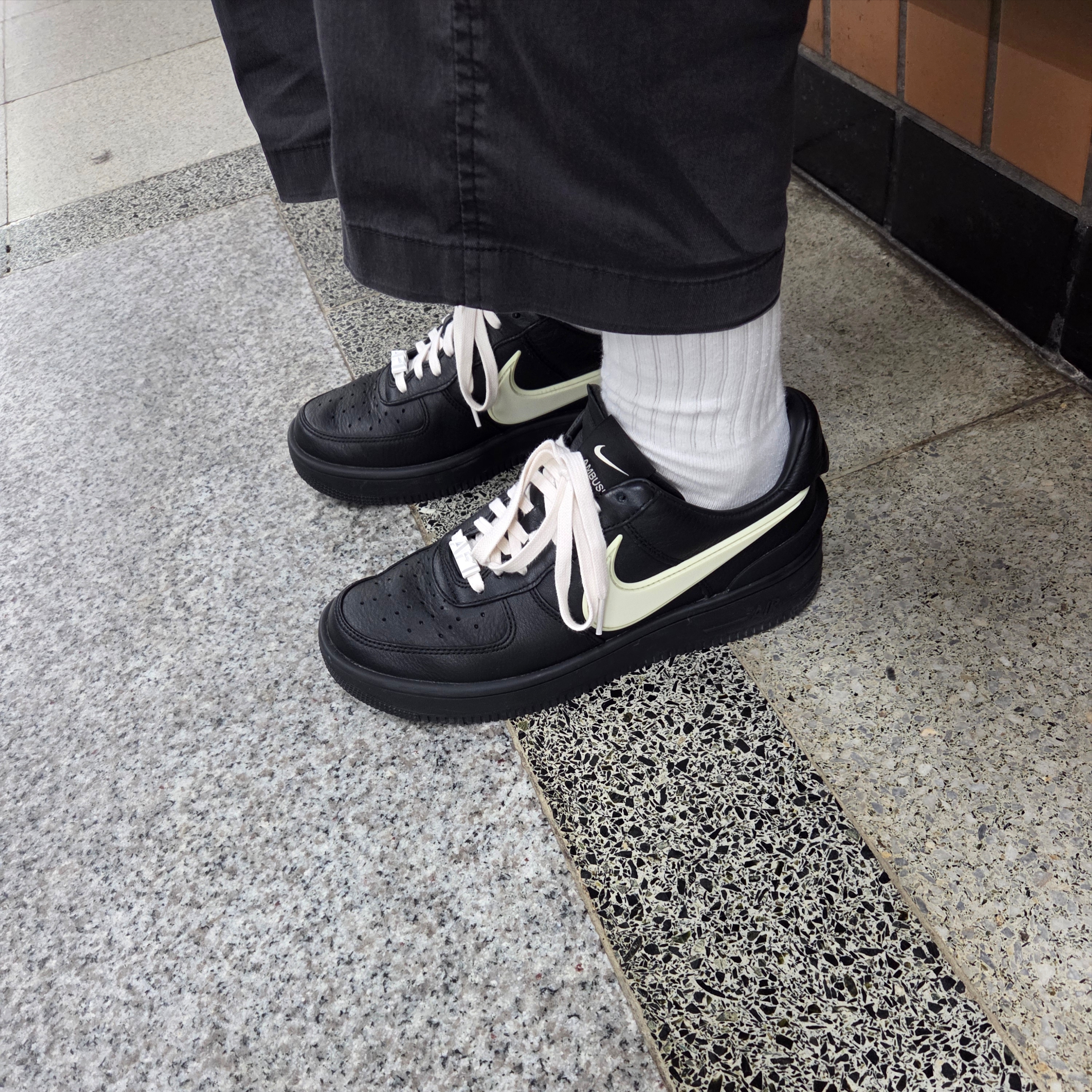 Nike x Ambush Air Force 1 Low SP Black 착용 스타일 - 2