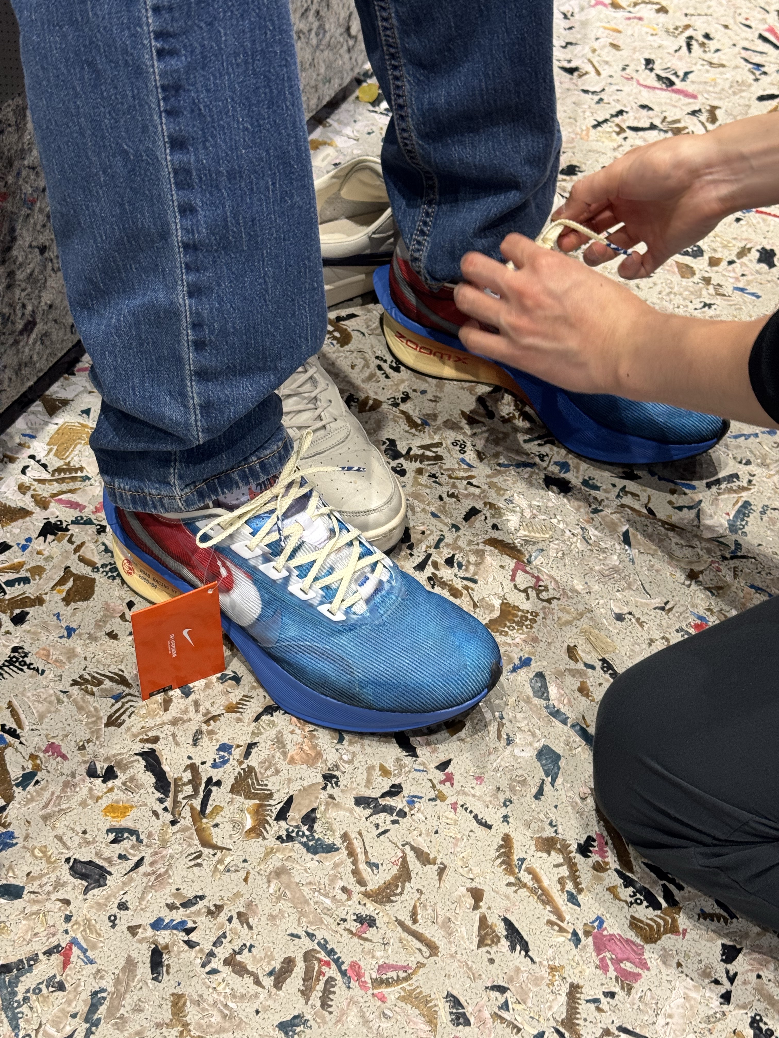 Nike ZoomX Vaporfly Next% 4 PRM Multicolor Clear 착용 스타일 - 5