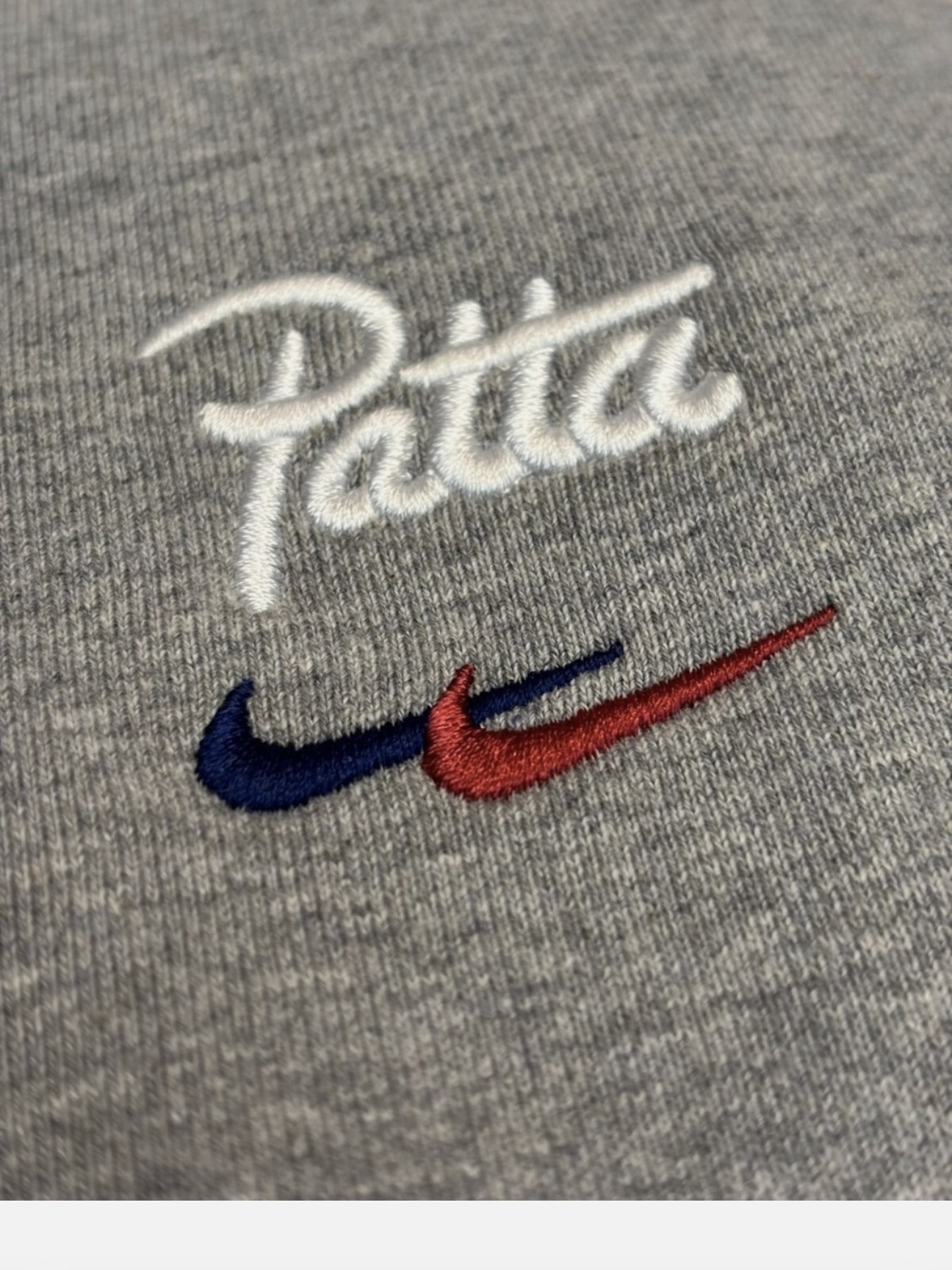 Nike x Patta x FC Barcelona Solo Swoosh Hoodie Culers del Món (FD4147-010) 착용 스타일 - 3