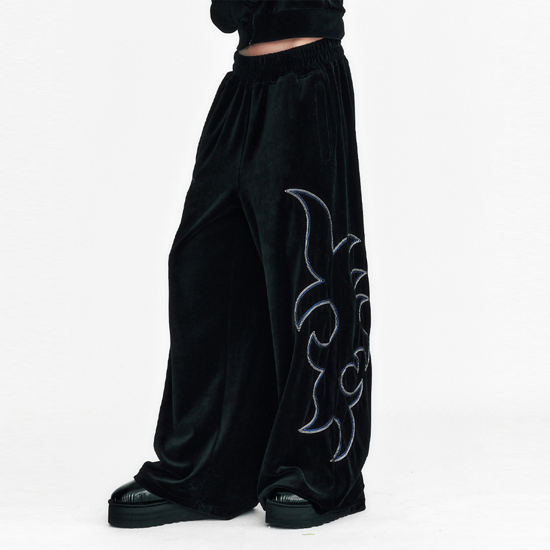 쎄르페 웨스턴 자수 벨벳 와이드팬츠 퓨마 블랙(SSERPE Western Embroidery Velvet Wide Pants Puma Black) - 2