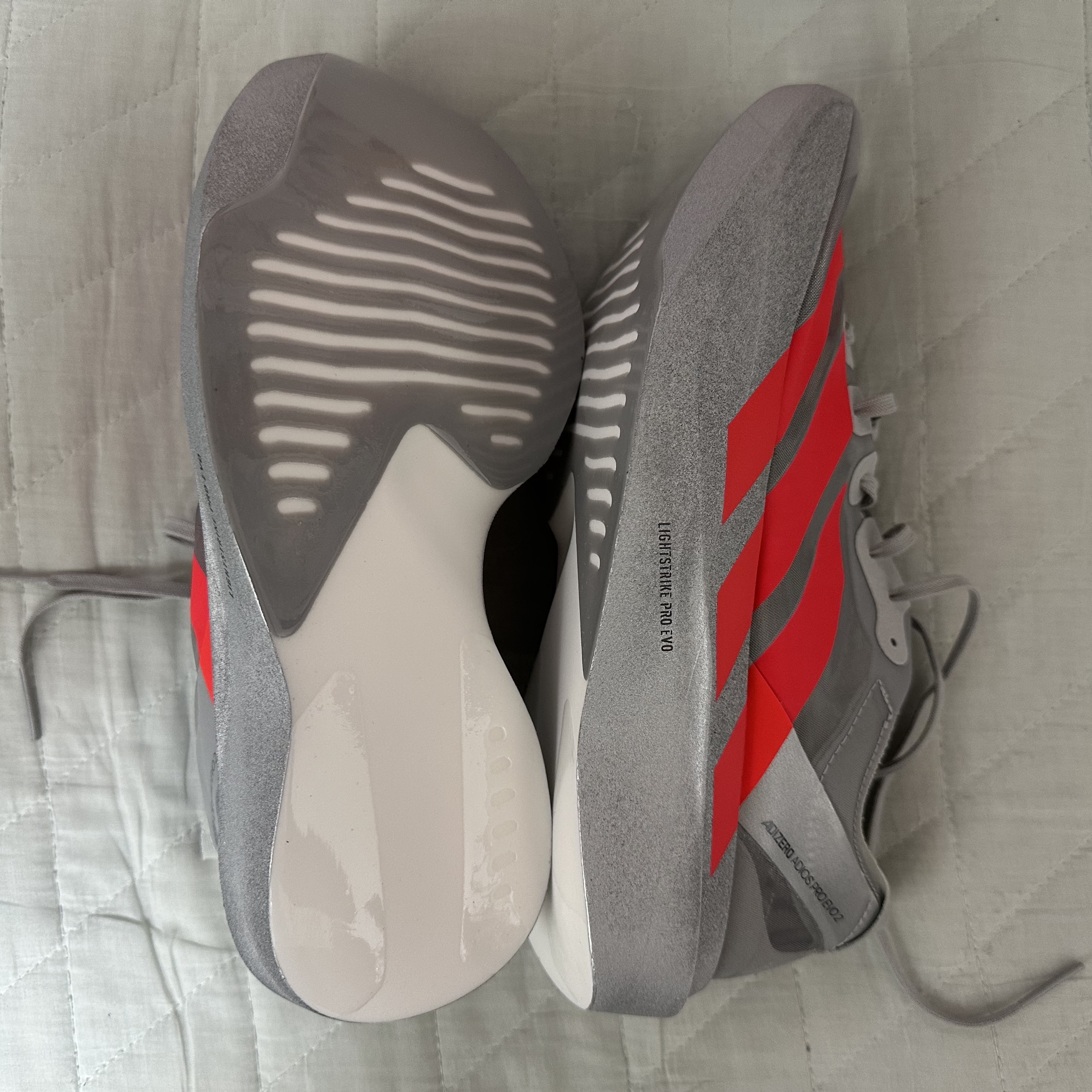 Adidas Adizero Adios Pro EVO 2 Silver Metallic Lucid Red 착용 스타일 - 2
