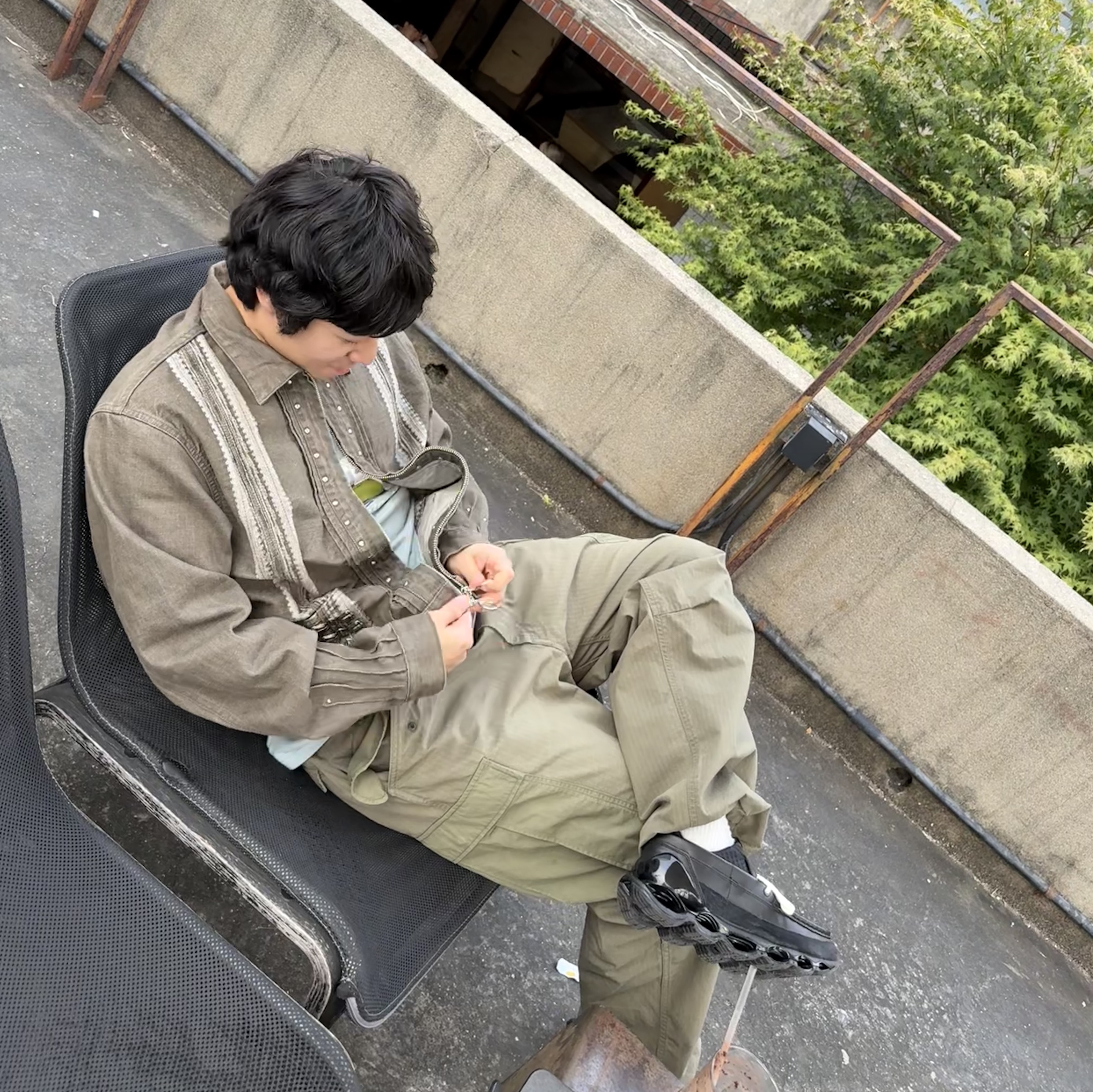 Kapital 12 oz. Yagasuri Jacquard Denim Chimayo Drizzler Jacket Khaki, Nanamica Cargo Pants Khaki 착용 스타일 - 1