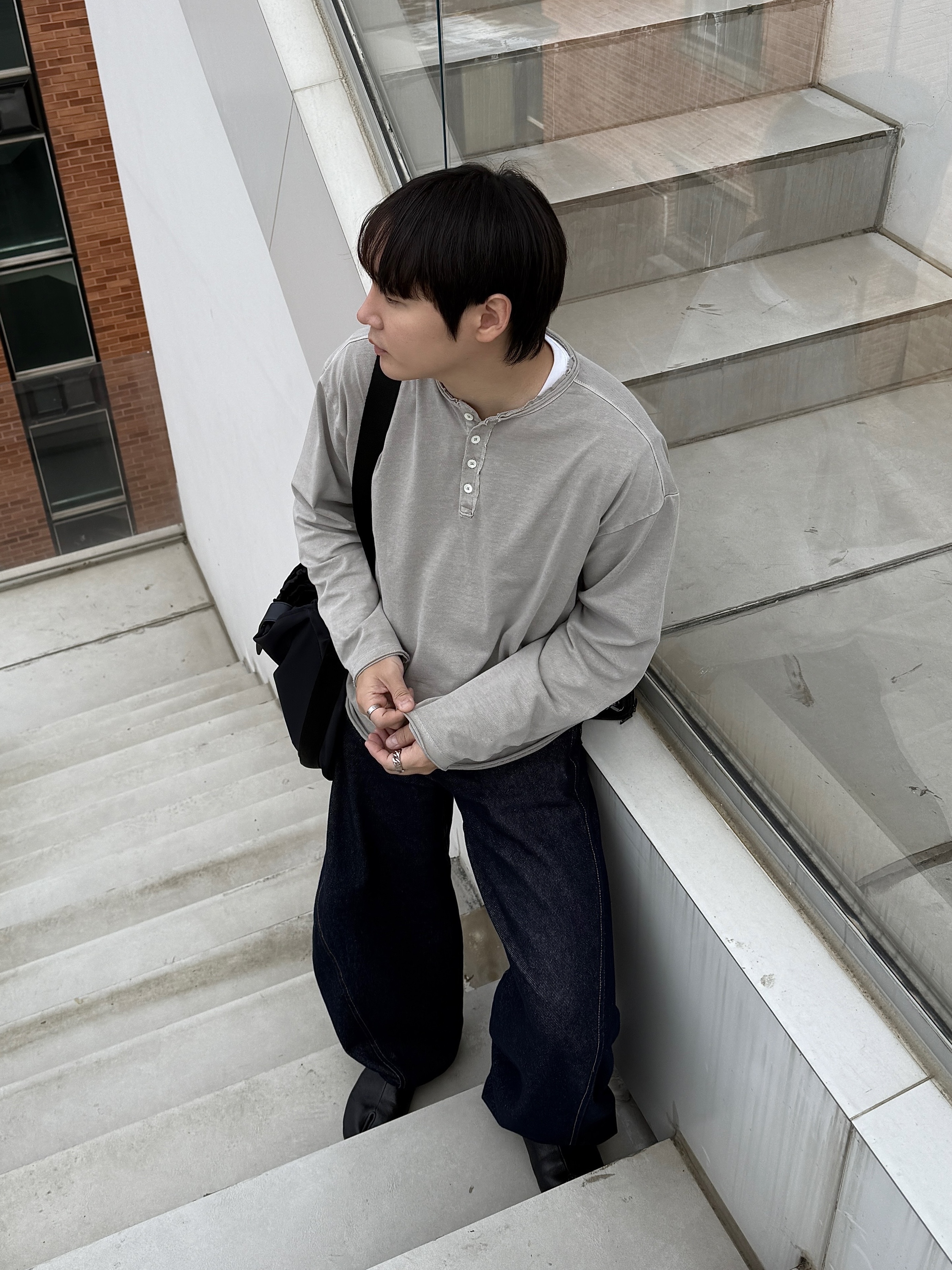 Maison Margiela Slip-On Tabi Shoes Black 착용 스타일 - 1