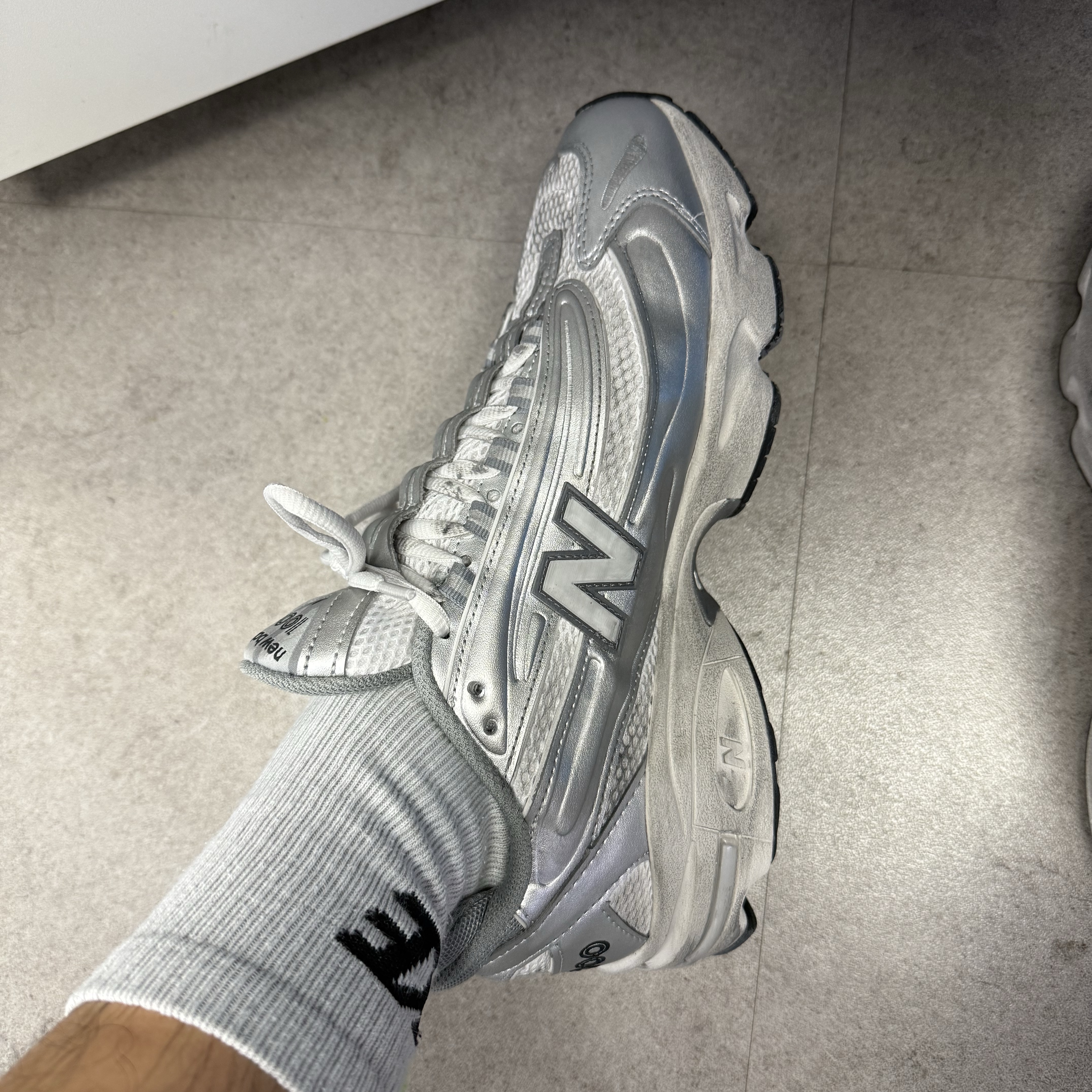 New Balance 1000 Silver Metallic Grey Matter 착용 스타일 - 1