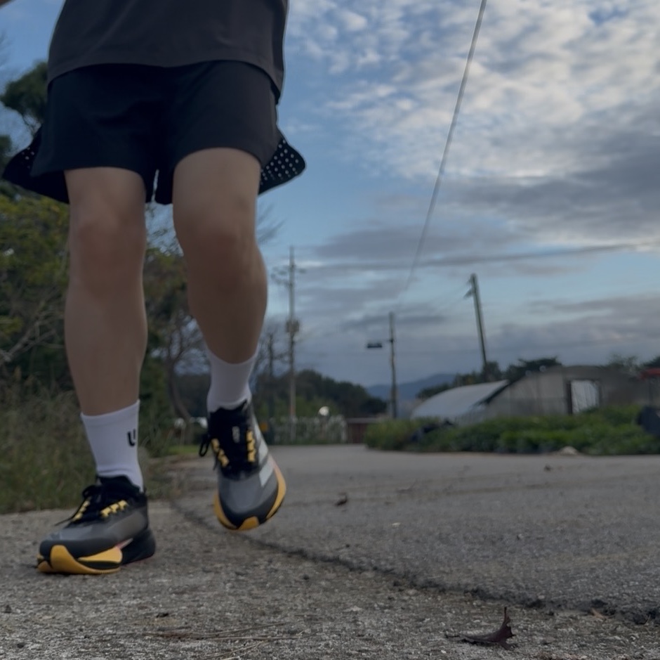 Adidas Adizero Boston 12 Core Black Zero Metalic 착용 스타일