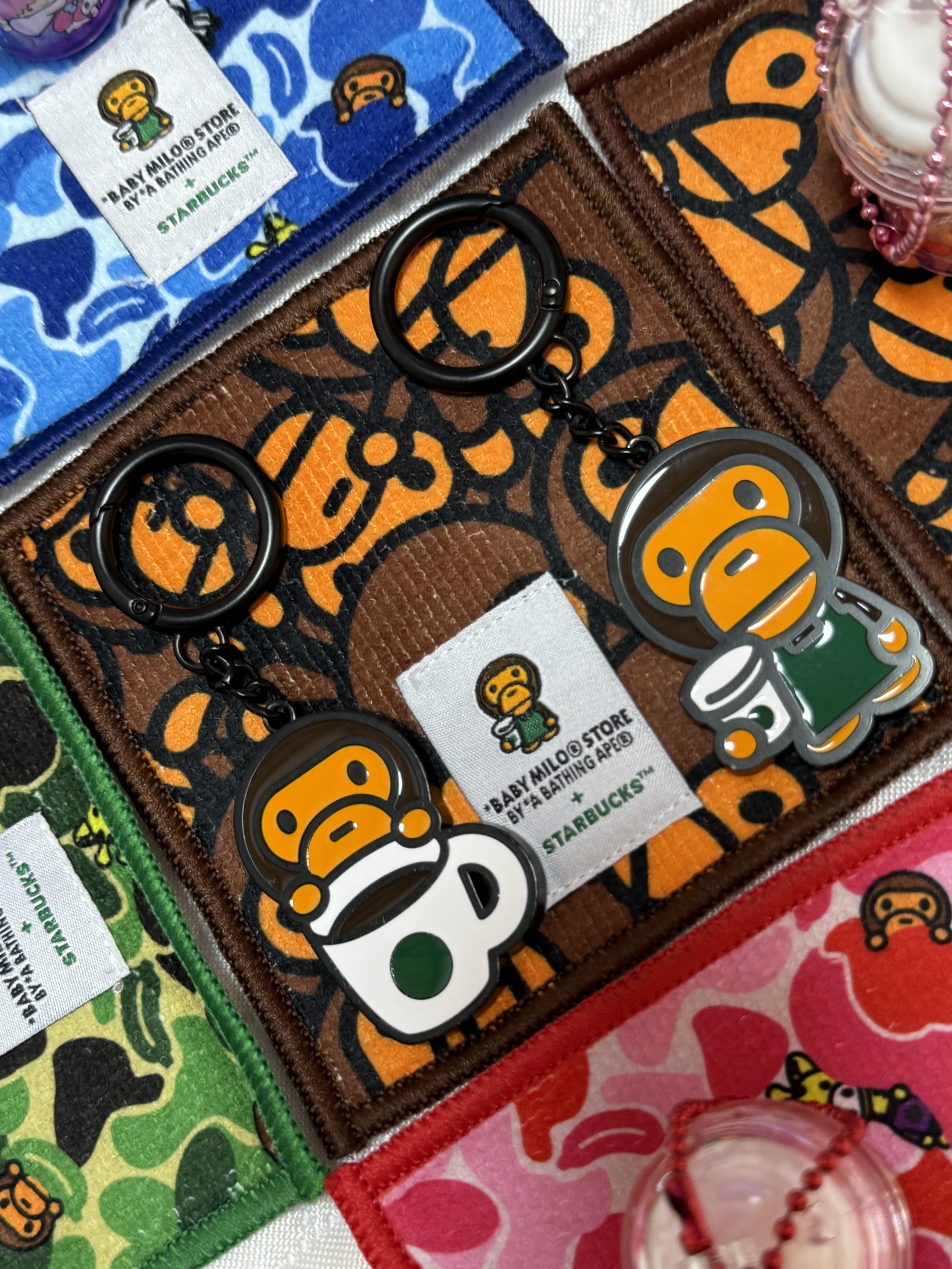 Starbucks x BAPE Baby Milo Coaster, Starbucks x BAPE Baby Milo Keychain 착용 스타일 - 9