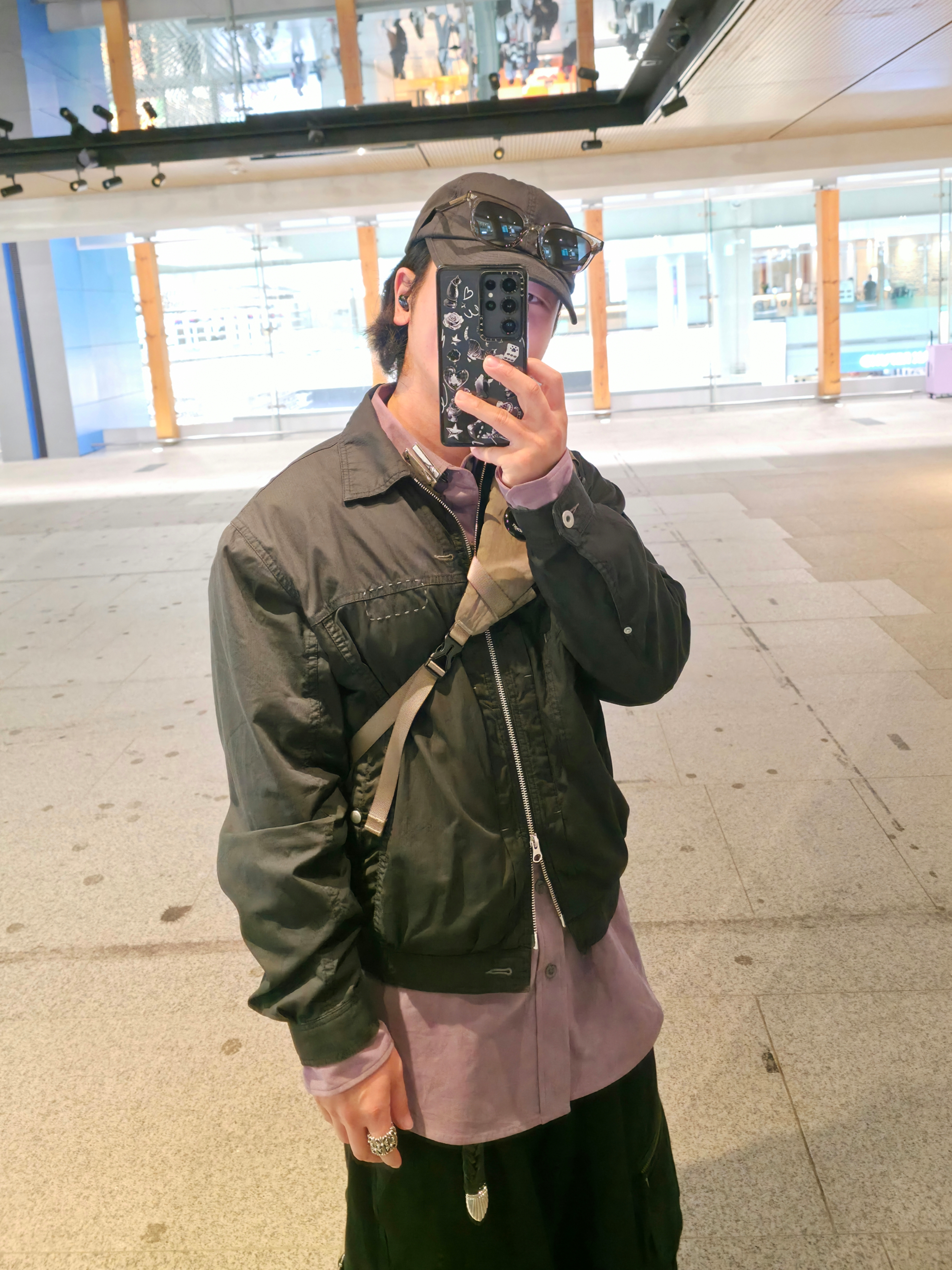 ETCE Layered Cargo Bermuda Shorts 2.0 Black, C.P. Company Nylon B Crossbody Rucksack Walnut Beige - 24FW 착용 스타일 - 5
