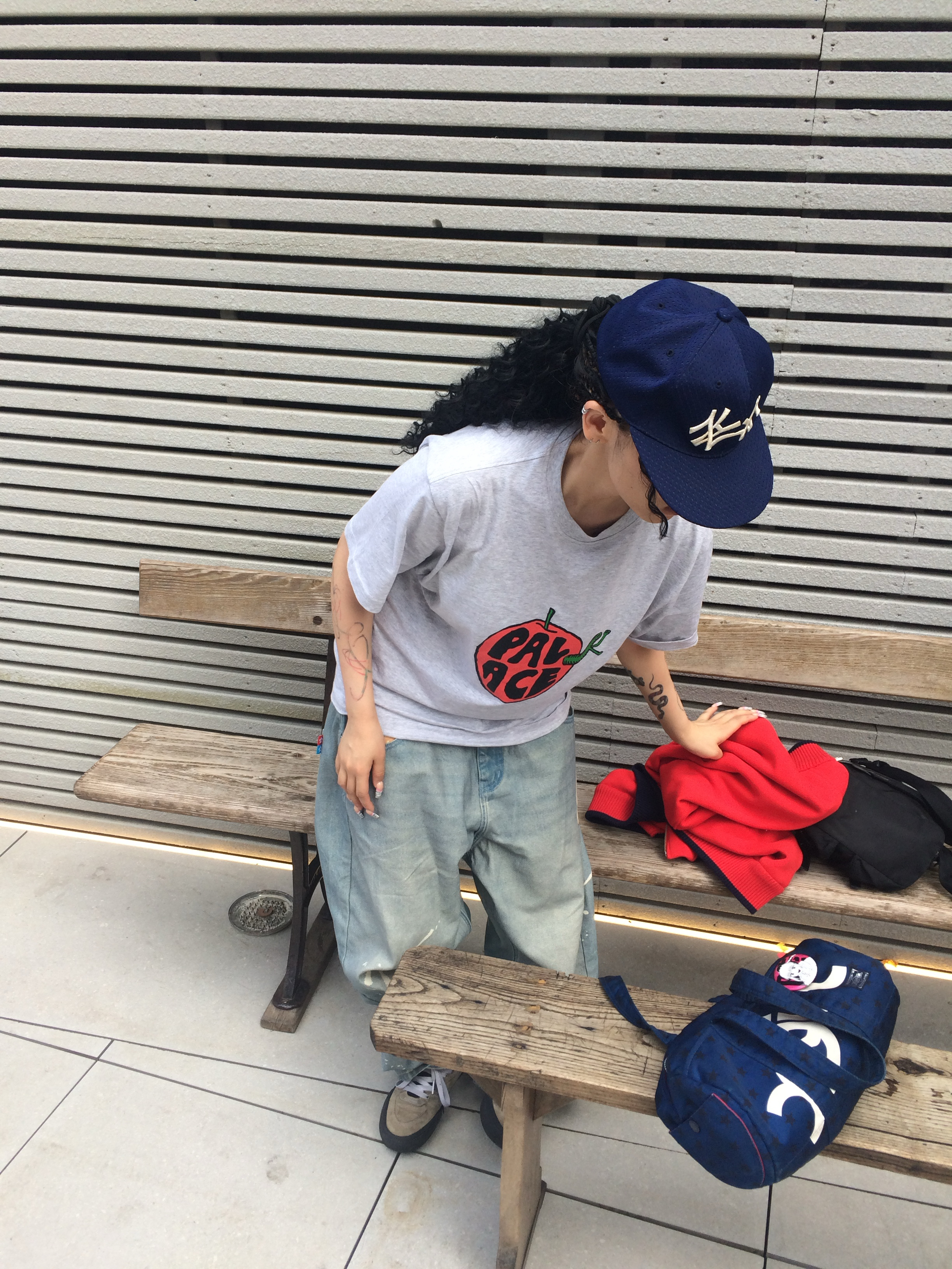 Palace Bad Apple T-Shirt Grey Marl - 25SS 착용 스타일 - 3