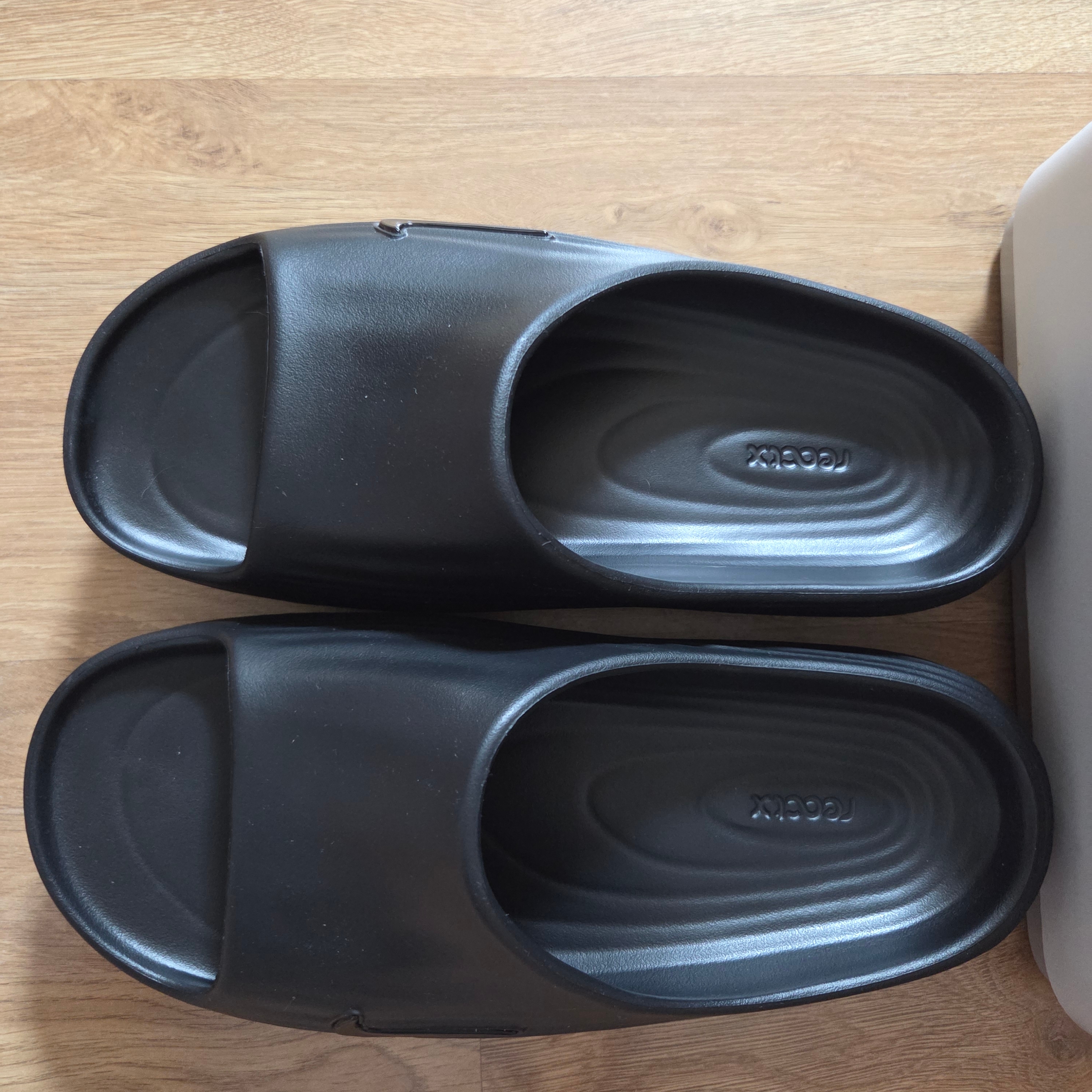 Nike ReactX Rejuven8 Slide Black 착용 스타일