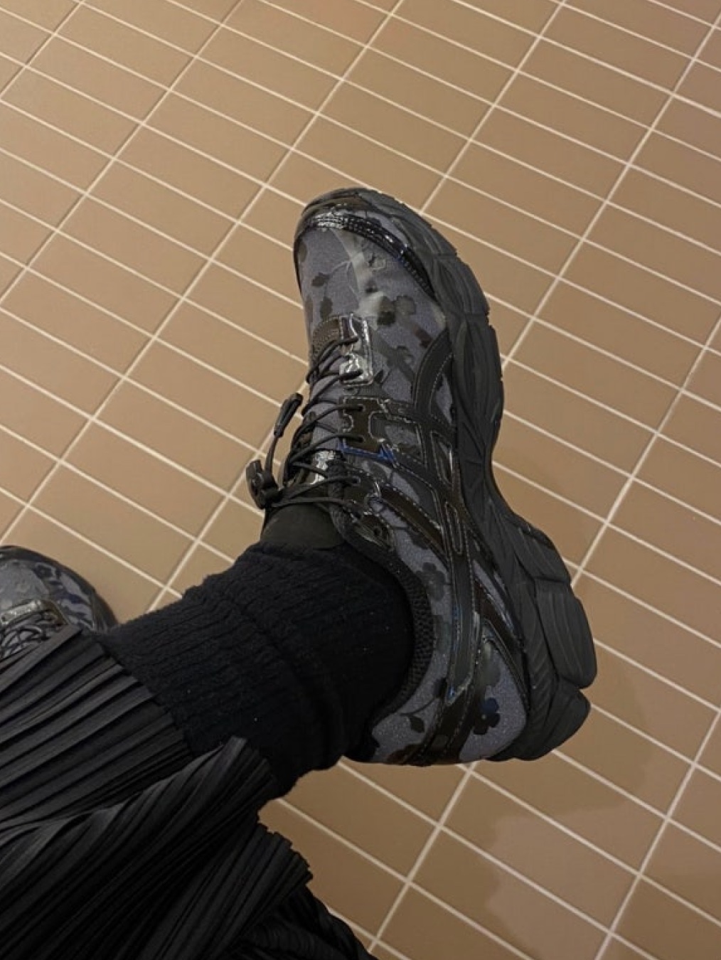 Asics x Cecilie Bahnsen Gel-Cumulus 16 Gray, Asics x Cecilie Bahnsen Gel-Cumulus 16 Black 착용 스타일 - 3