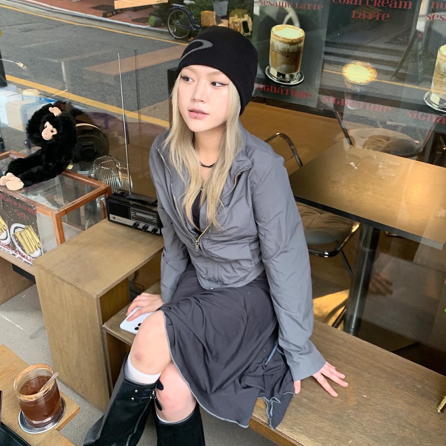Mischief Wide Rhombus Beanie Black 착용 스타일 - 1
