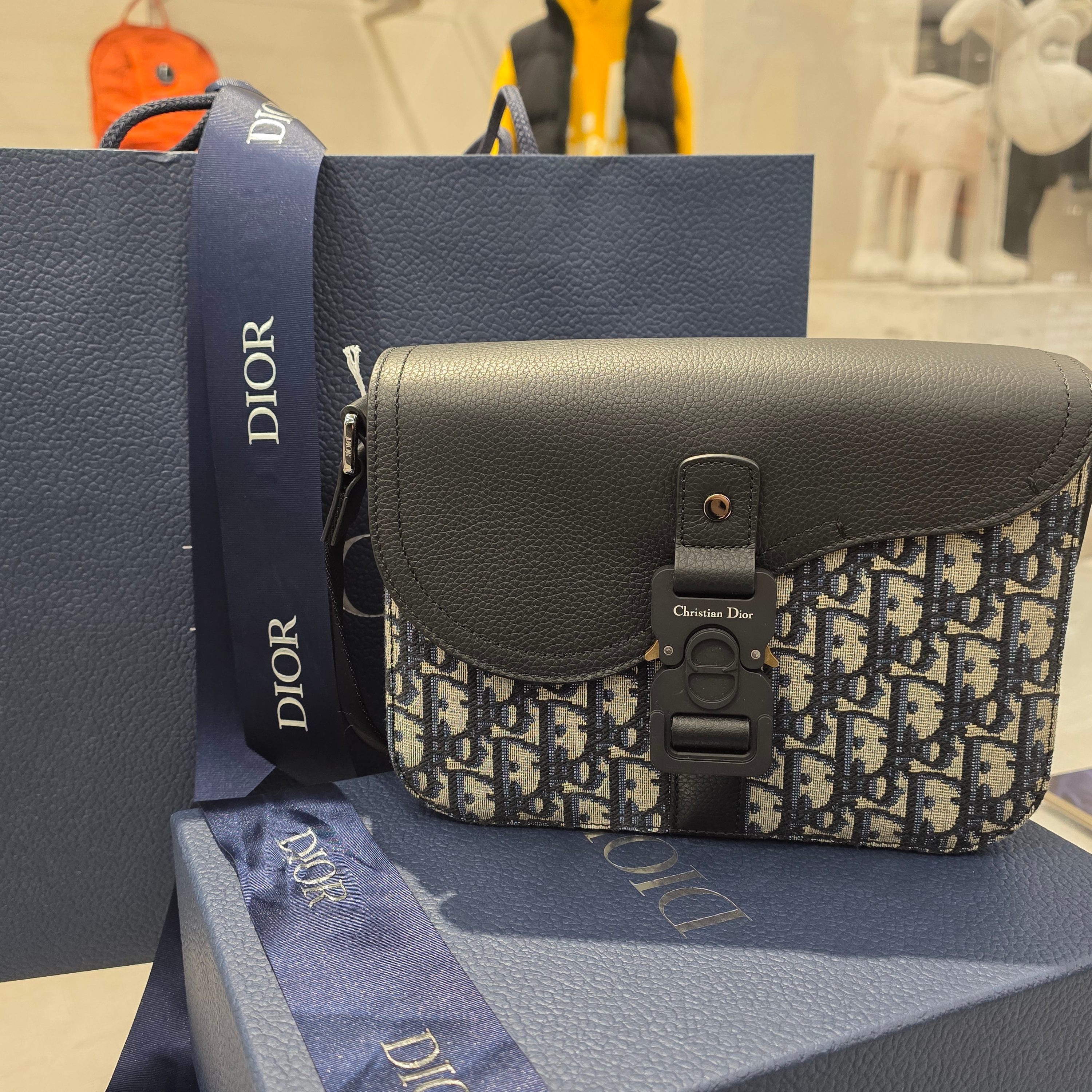 Dior Small Strap Saddle Bag Black Grained Calfskin Beige & Black Dior Oblique Jacquard 착용 스타일