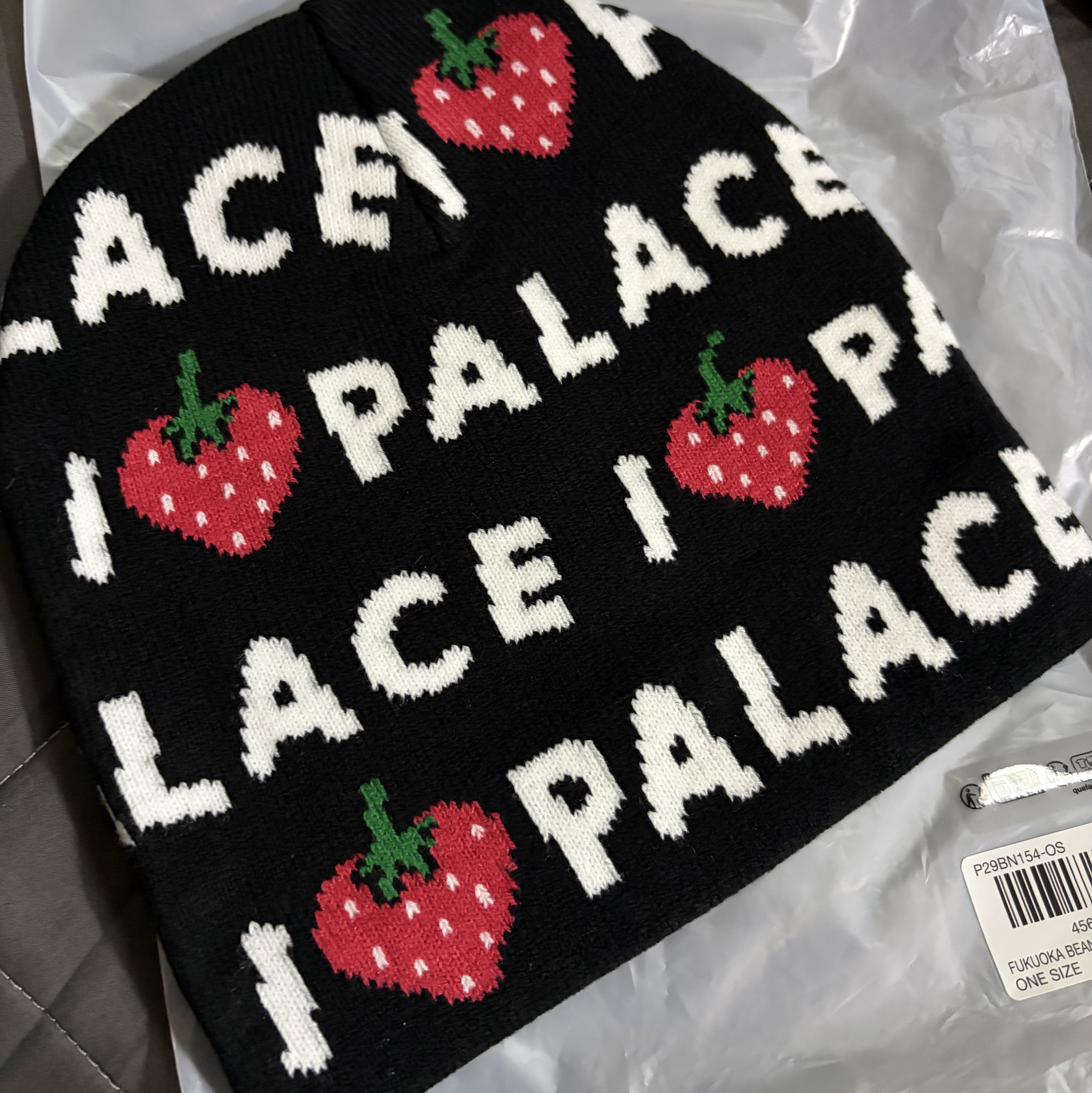 Palace Fukuoka Beanie Black - 25FW 착용 스타일 - 2