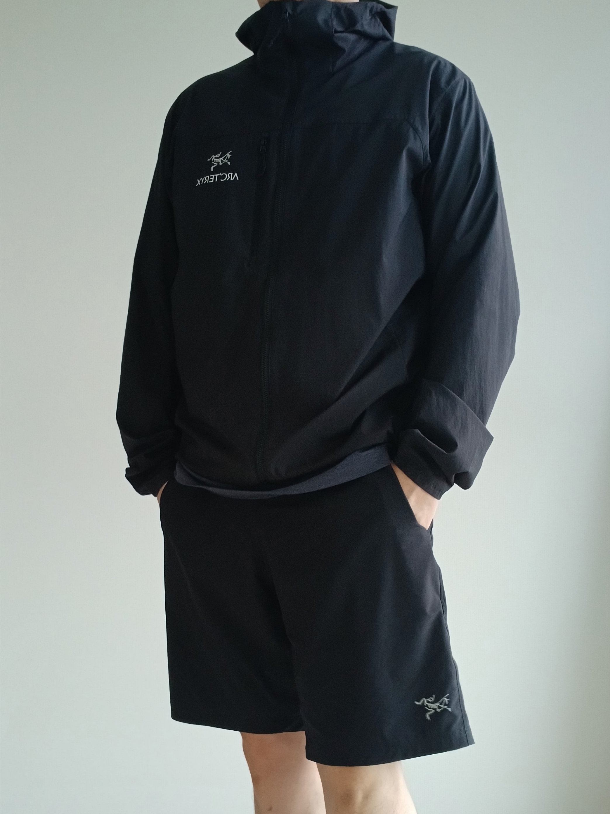 Arc'teryx Squamish Hoody Black, Arc'teryx Cormac Logo SS T-Shirt Black Sapphire Heather 착용 스타일 - 1