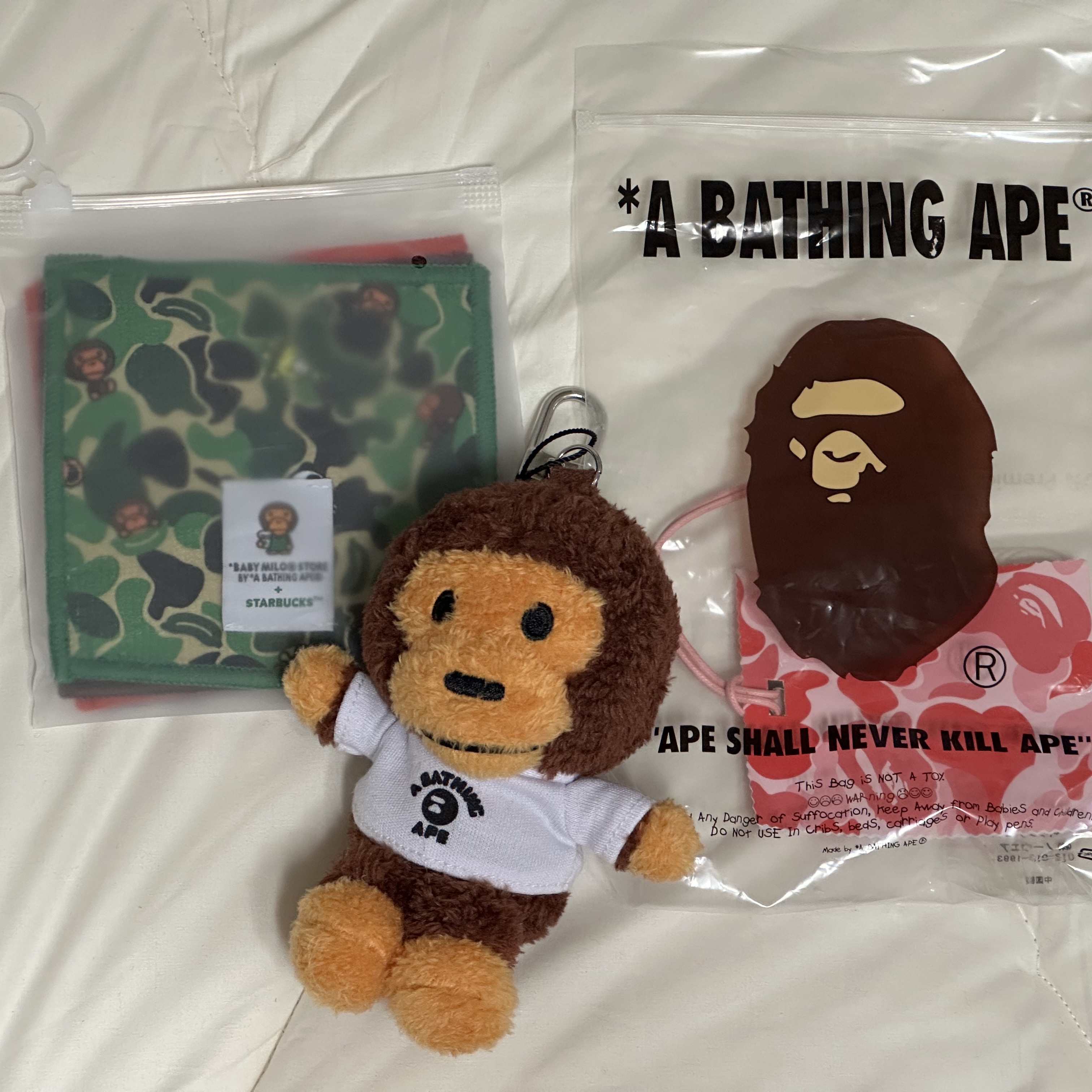 BAPE Baby Milo College T-Shirt Plush Doll Key Chain Brown, Starbucks x BAPE Baby Milo Coaster 착용 스타일 - 2
