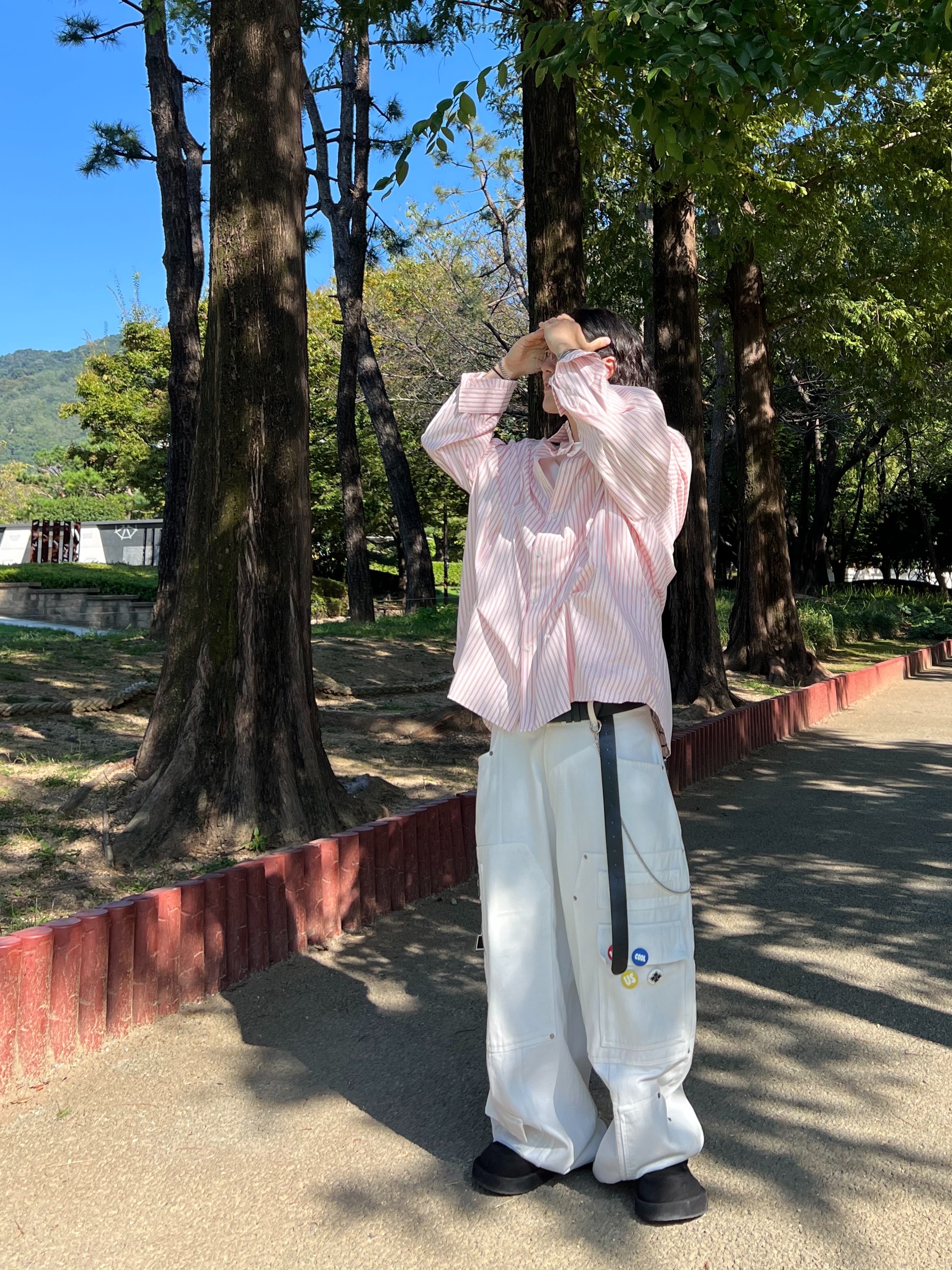 Nos Couleurs x Koin x Llud Rivet Carpenter Pants White 착용 스타일 - 1