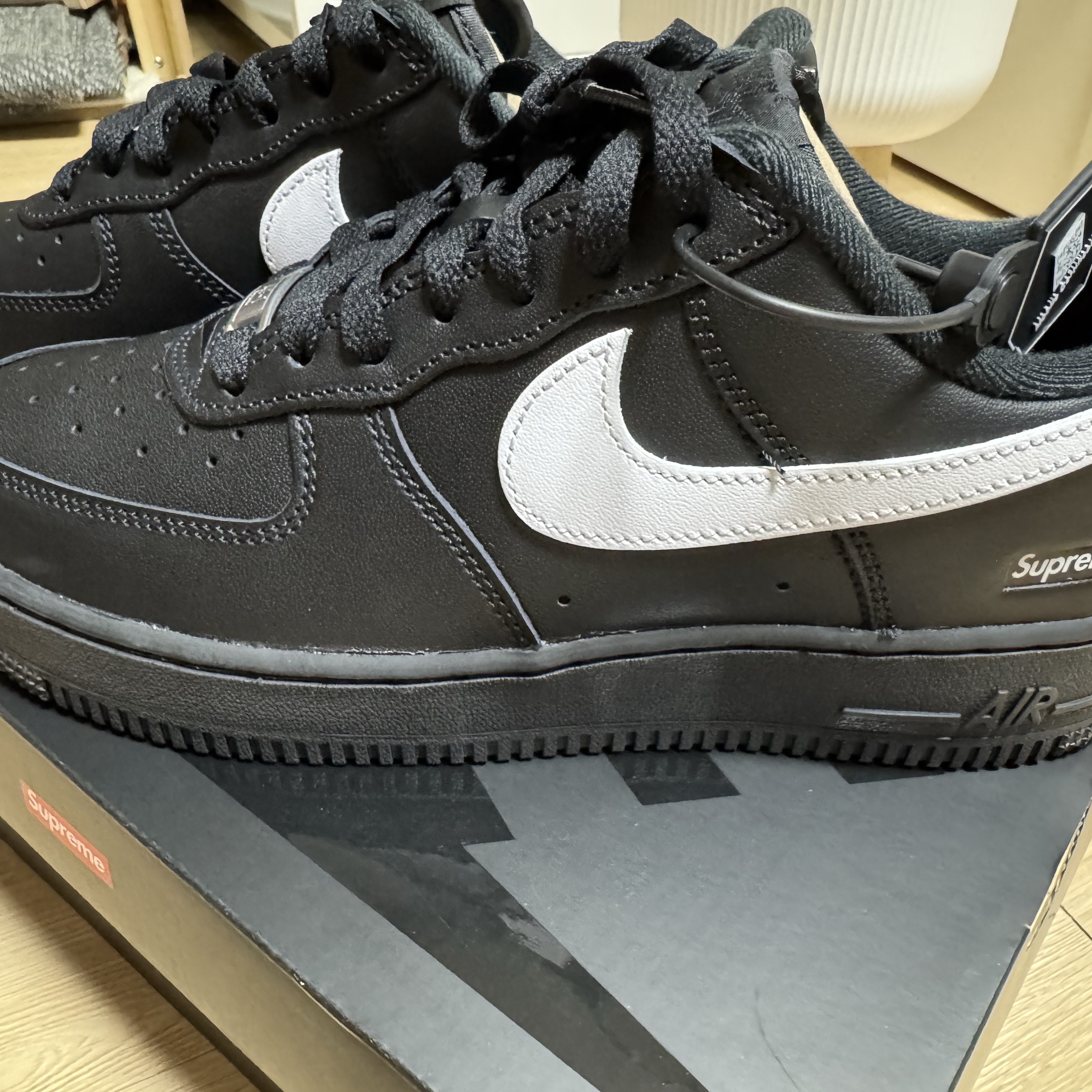 Nike x Supreme Air Force 1 Low Black 착용 스타일 - 2