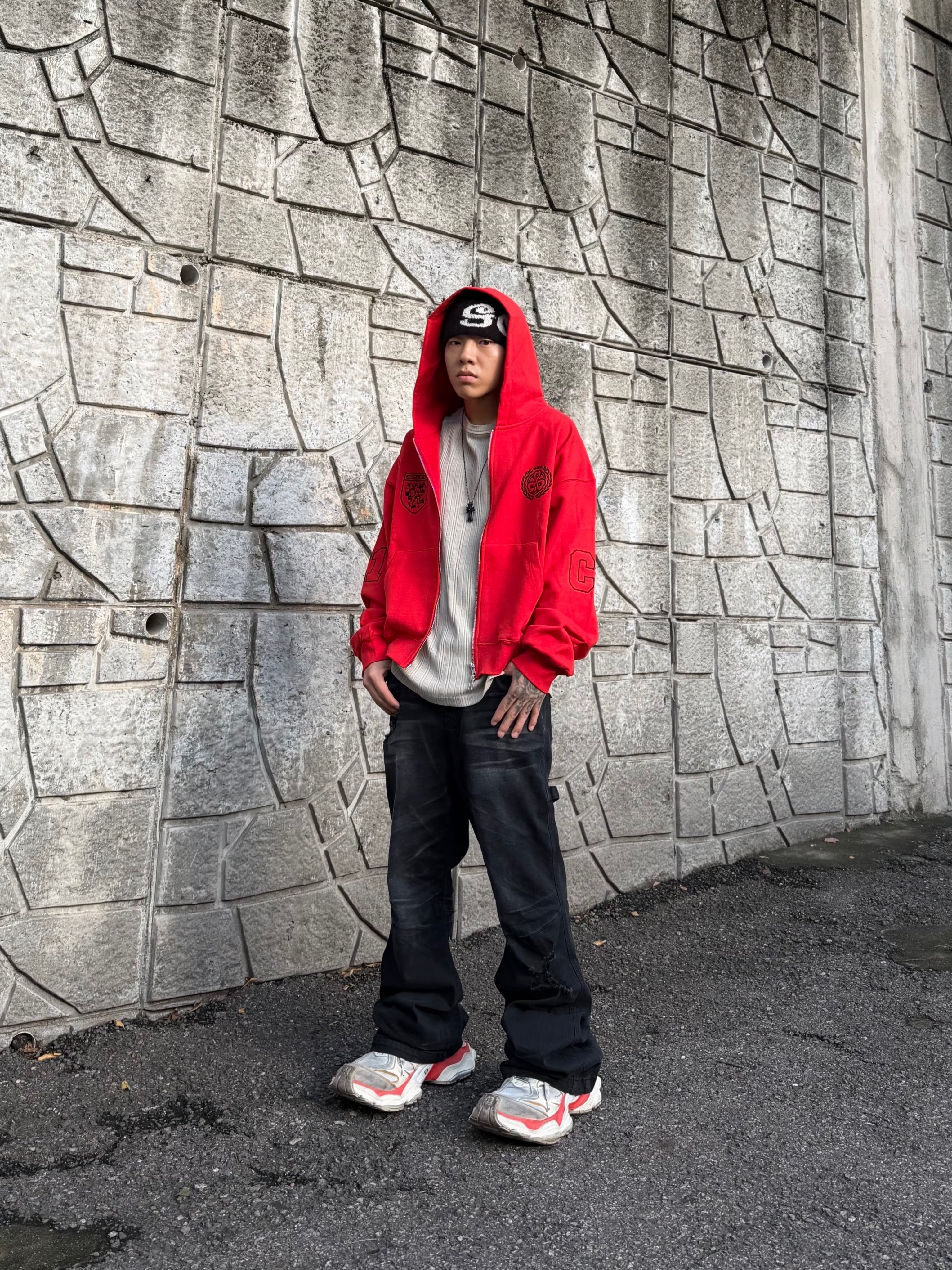 Balenciaga Cargo Sneakers Beige Grey Red 착용 스타일 - 3