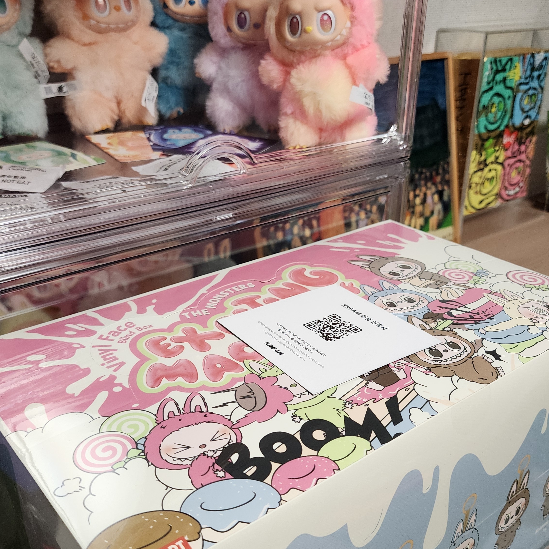 Pop Mart The Monsters Labubu Tasty Macarons Series Sealed Case (6 Blind Boxes) 착용 스타일