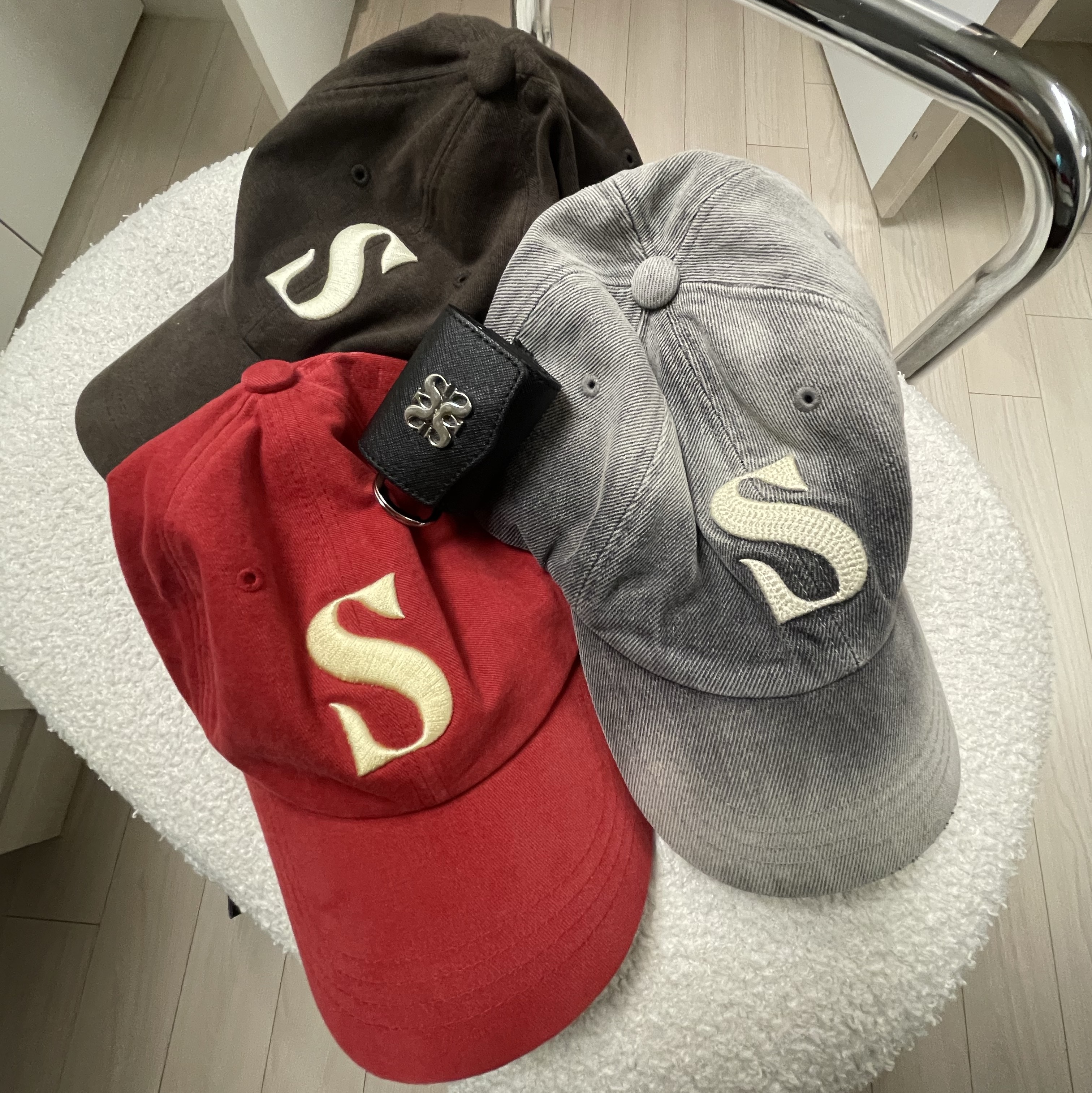 SATUR Vintage Casual Ball Cap Red, SATUR Vintage Casual Ball Cap Brown 착용 스타일 - 1